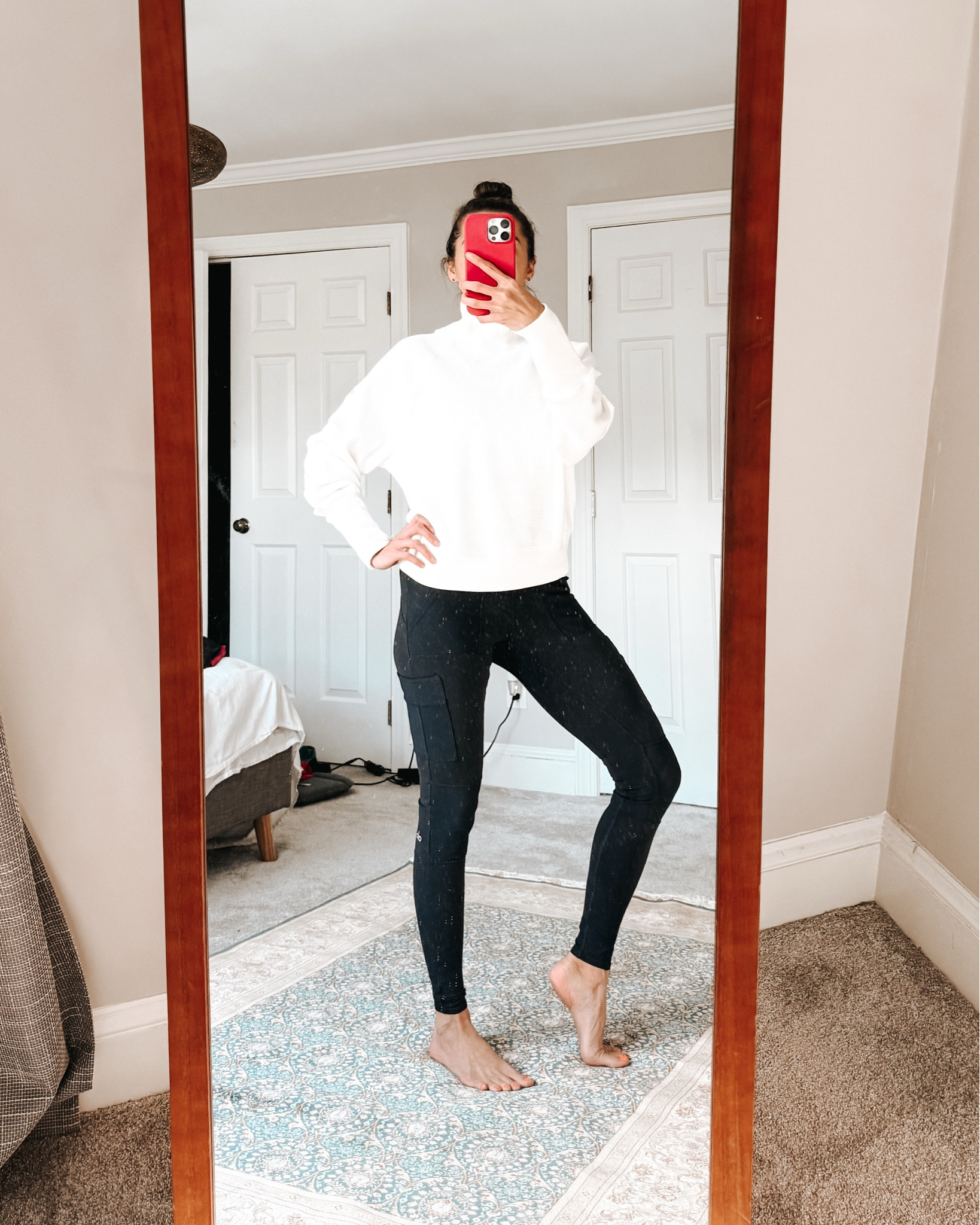 🫶 Love this outfit to workout in and go about my day.

👖 These Alo cargo pants are perfect to hold my phone, so I can hold my kiddos’ hands when chalking through a parking lot.

#LTKHome #LTKActive #LTKOver40
