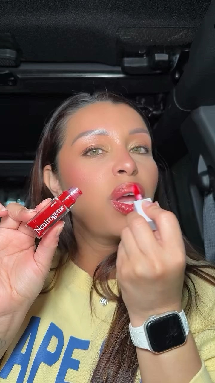 Obsessed with my @neutrogena Hydro Boost Tinted Lip Oil in the color Ruby Red 💄

#neutrogena #lipoil #over40women  #texasgirls #latinacontentcreator