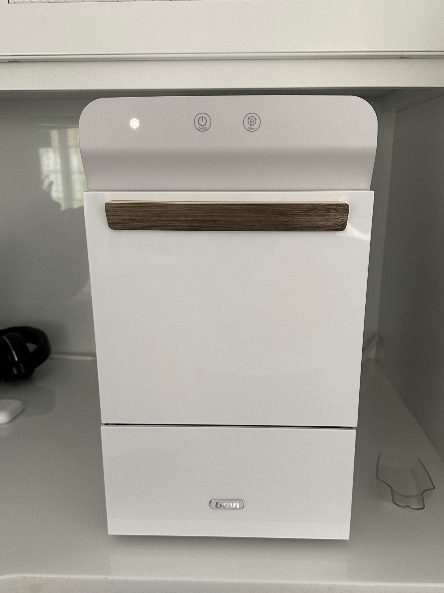 Nugget ice maker that makes my days happier 🫶🏻 with the white and gold, it is also super aesthetically pleasing!

Nugget Ice | Home Finds | Home Decor | Kitchen Gadgets 

#LTKhome