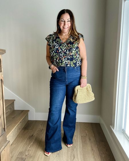 Midsize Summer Style

Fit Tips: top tts, L//jean size up if in between, 32R

Loft style  midsize jeans wide leg jeans  midsize summer outfit  summer top  clutch  summer style tip

#LTKStyleTip #LTKMidsize #LTKFindsUnder50