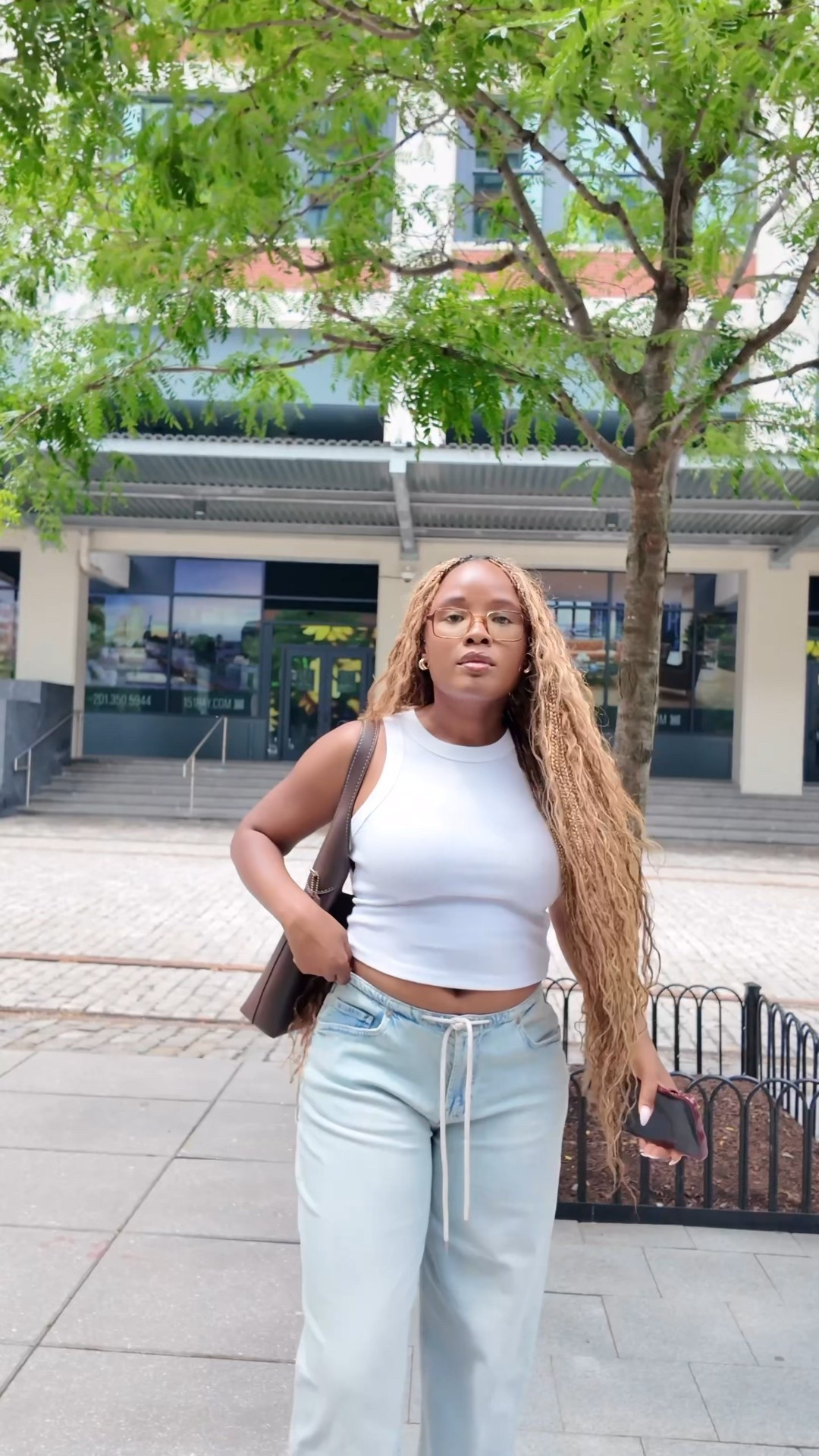 Love these drawstring jeans for summer & they’re 20% off right now!  They’re a relaxed fit but I did my regular size and I’m glad I did. I’m 5ft 1 and I got the regular length so taller girls, you may wanna go for the longer option 🤎
