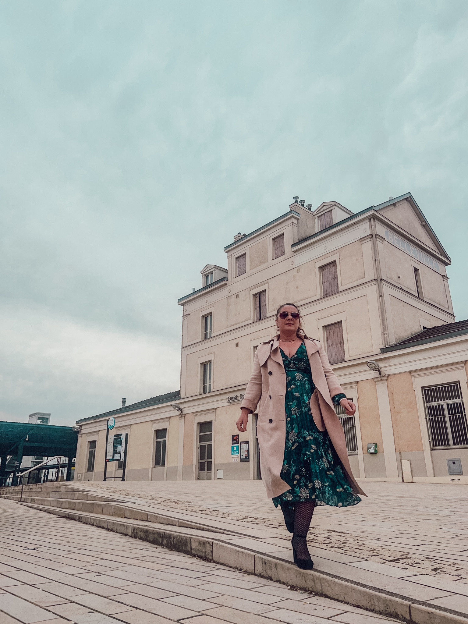 En rose et vert pour le printemps… j’adore le combo robe longue fleurie et trench pour un look féminin et élégant !

#LTKmidsize #LTKstyletip #LTKSeasonal
