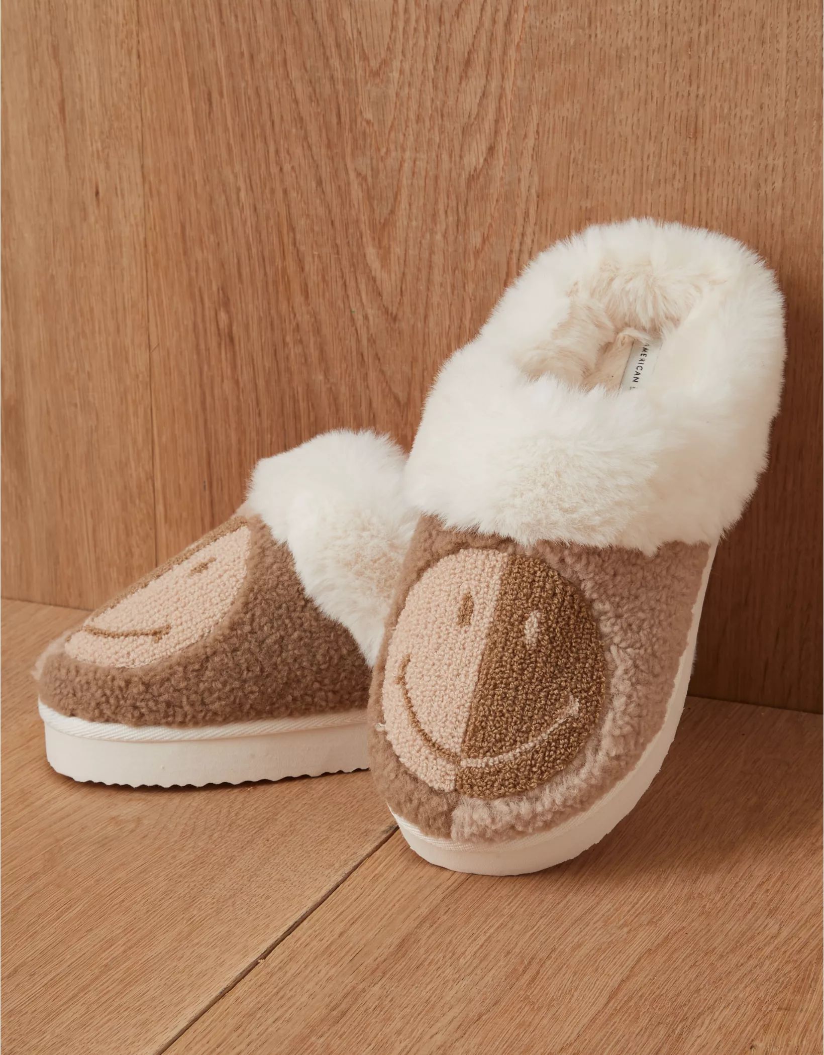 AE Smiley Slipper | American Eagle Outfitters (US & CA)