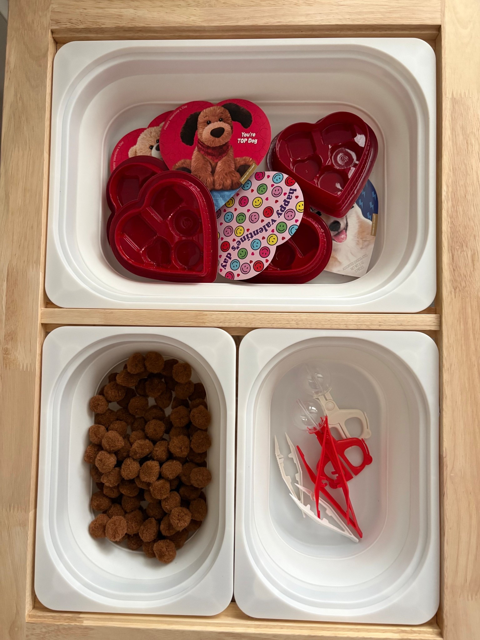 This is the BEST sensory table!! Having the three compartments is genius and they remove for easy cleaning. Cokes with a removable tabletop piece. We love it!! So well built and great quality! 