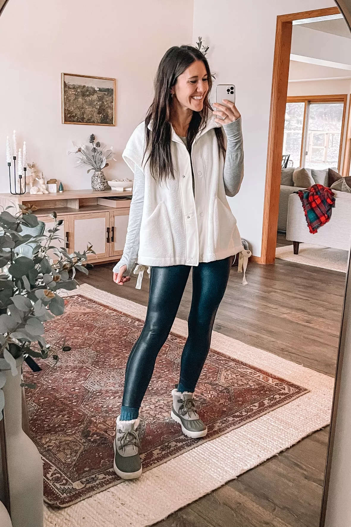 What To Wear With Grey Leggings (Winter)  Grey leggings outfit, Outfits  with leggings, Leggings outfit casual