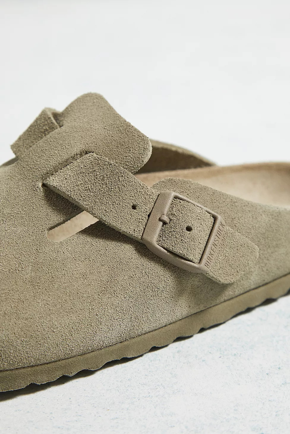 Birkenstock Faded Khaki Suede Boston Clogs | Urban Outfitters (EU)