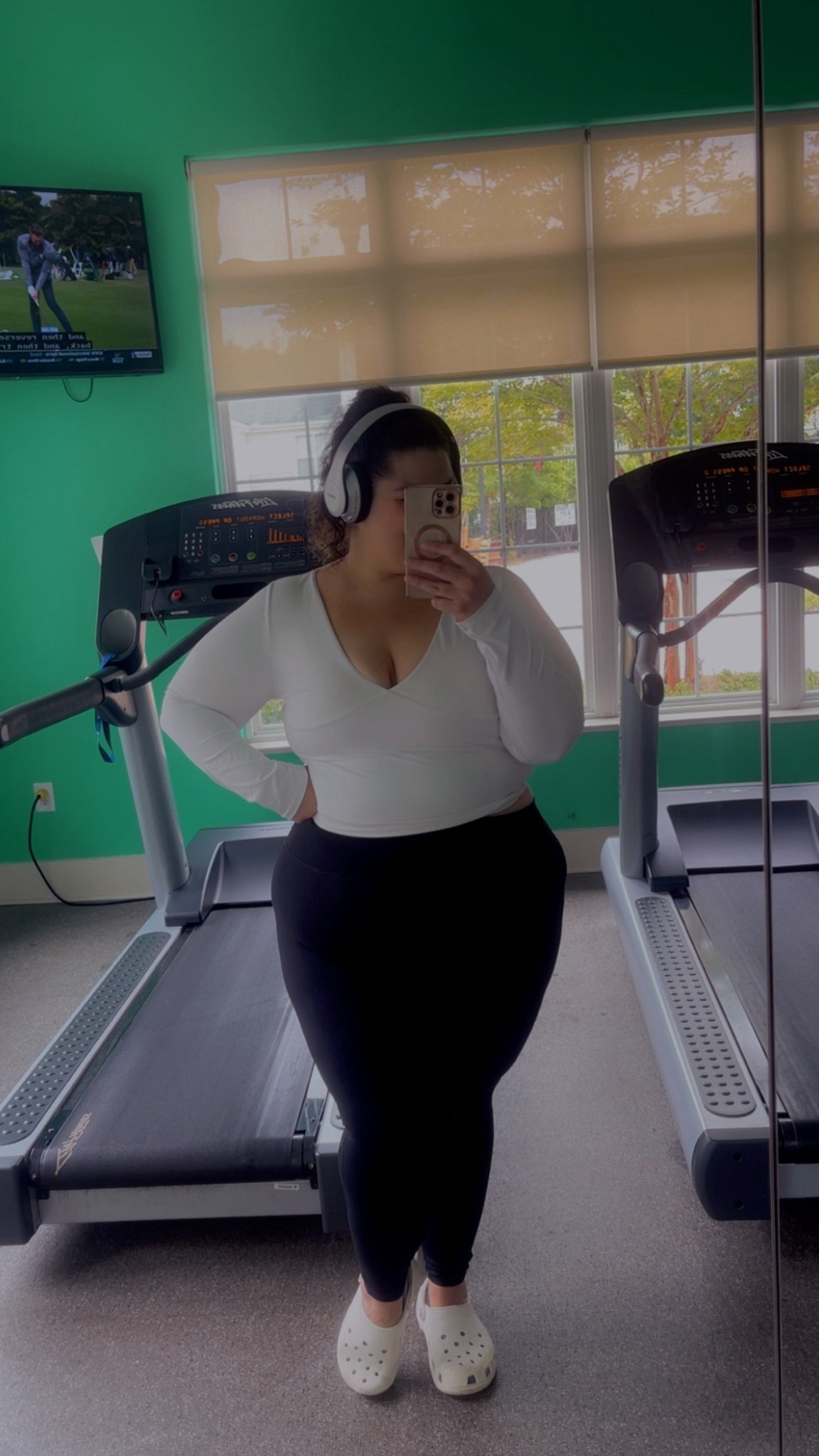 My favorite workout outfit ✨ plus size girls do go to the gym 💪🏼💪🏼 obviously cannot forget my crocs 😂


Plus, size gym, outfit, black and white workout outfit, gym clothes, size 2x , xxl , workout top , silver headphones, the best workout leggings 

#LTKMidsize #LTKPlusSize #LTKActive