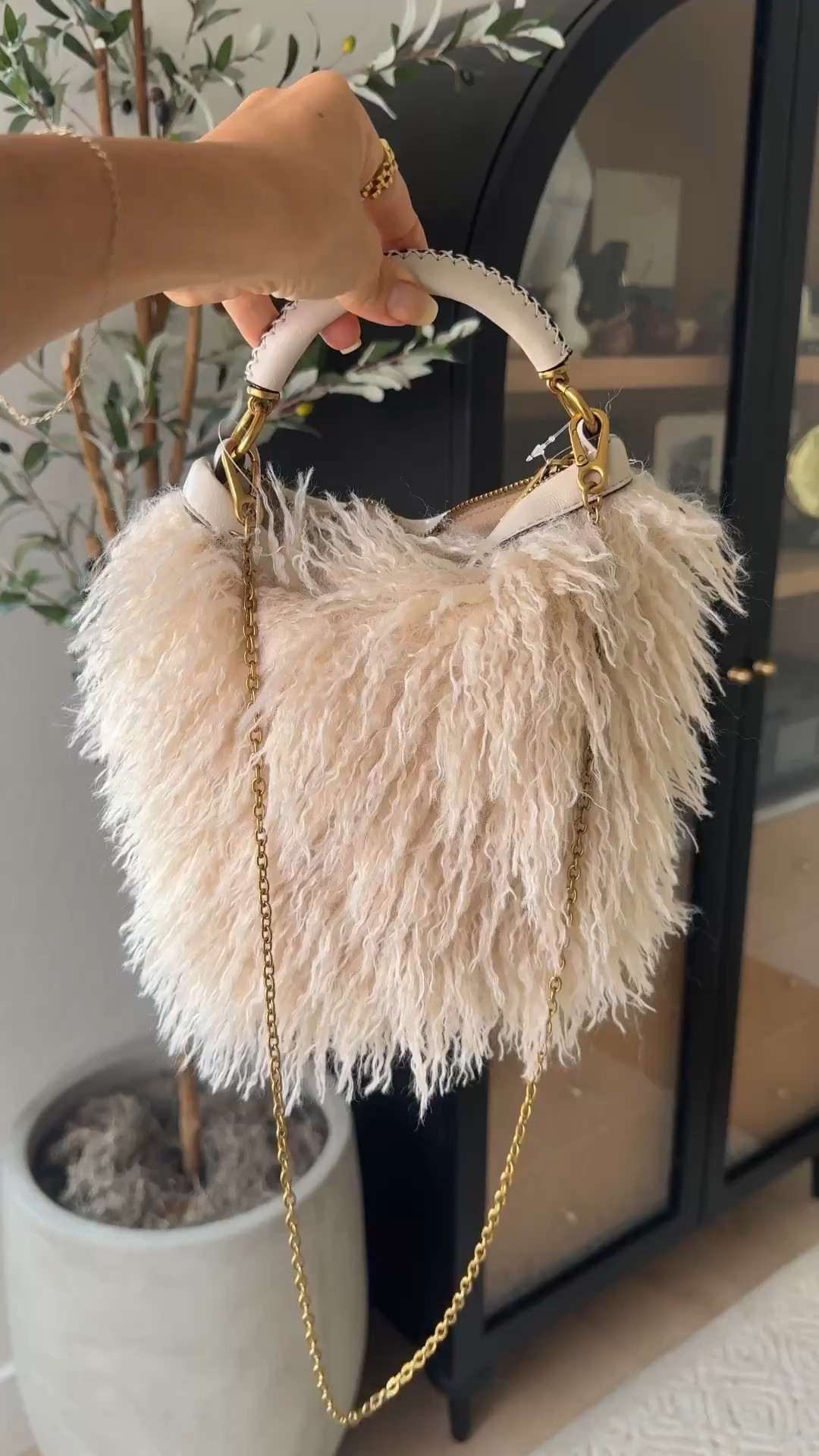 Walmart fall faux fur bag // it’s so good!!!!! Prettiest little bucket bag 

Date night 
Event bag

#LTKxWalmart #LTKootd