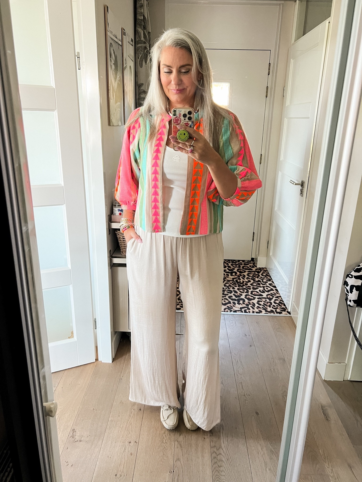 OOTD - jasje met neon kleuren (Norah, maat 40 https://pzz.to/08AlZR), over een wit singlet, en een zandkleurige lichte broek (Zara, maat L), zandkleurige suède loafers zijn hele oude uit Milaan.

#LTKnederlands #LTKeurope #LTKstyletip