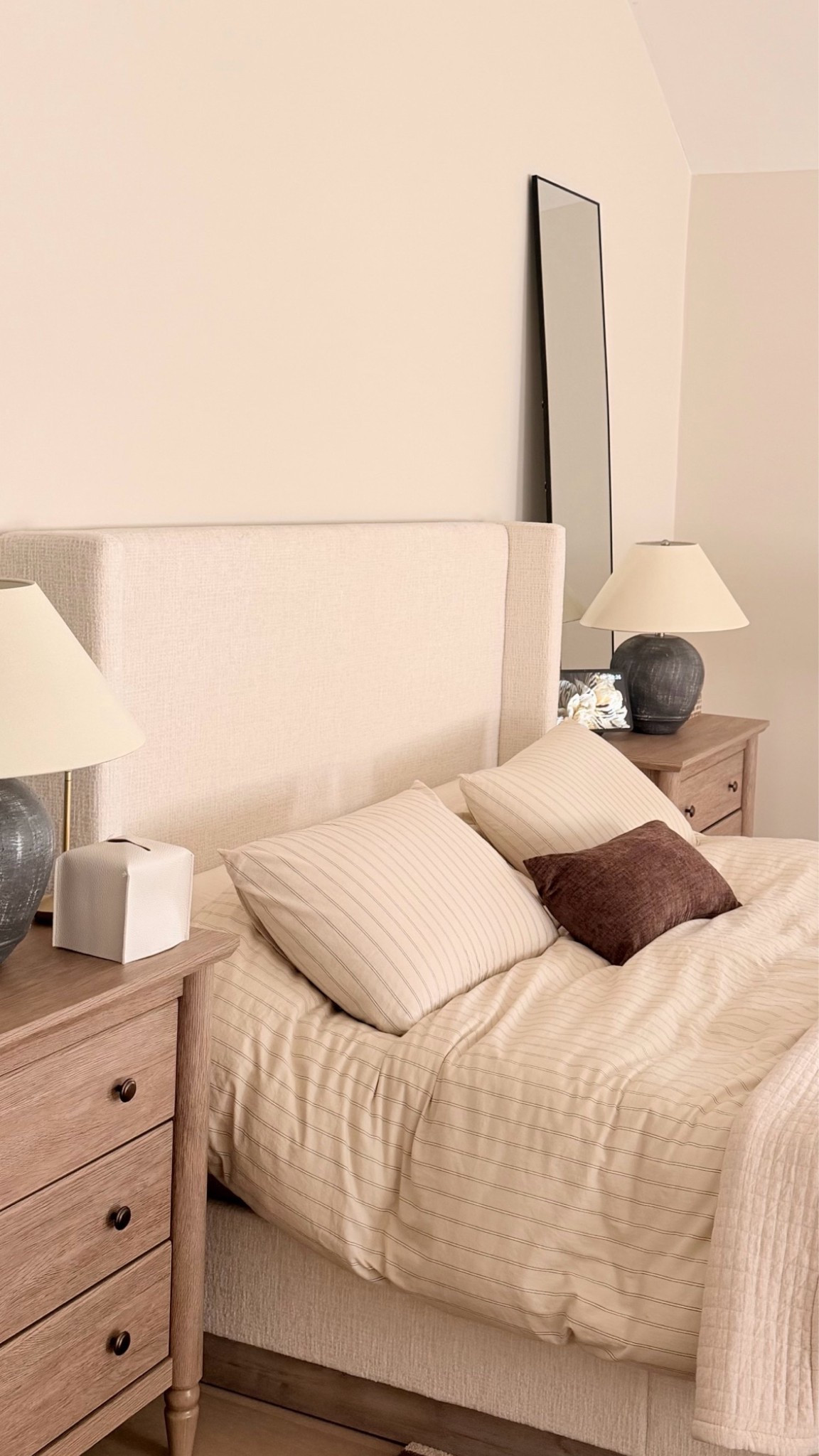 I simply love how my master bedroom turned out, I’m still not done decorating but I’m gonna keep it natural, earthy and organic! @Wayfair @Rugs USA 

Home decor • neutral bedroom • nightstands • bed mirror • night lamps • room makeover • Queen bed