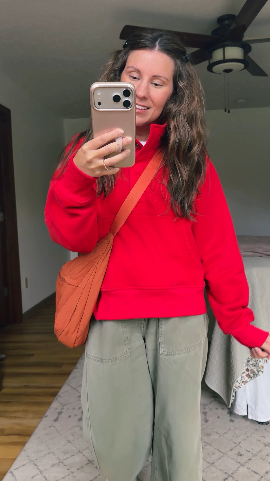 Cozy sweatshirt outfit!♥️

Small in my tee, small in my sweatshirt, XS short/petite in my pants and 36 in my Birkenstock sandals