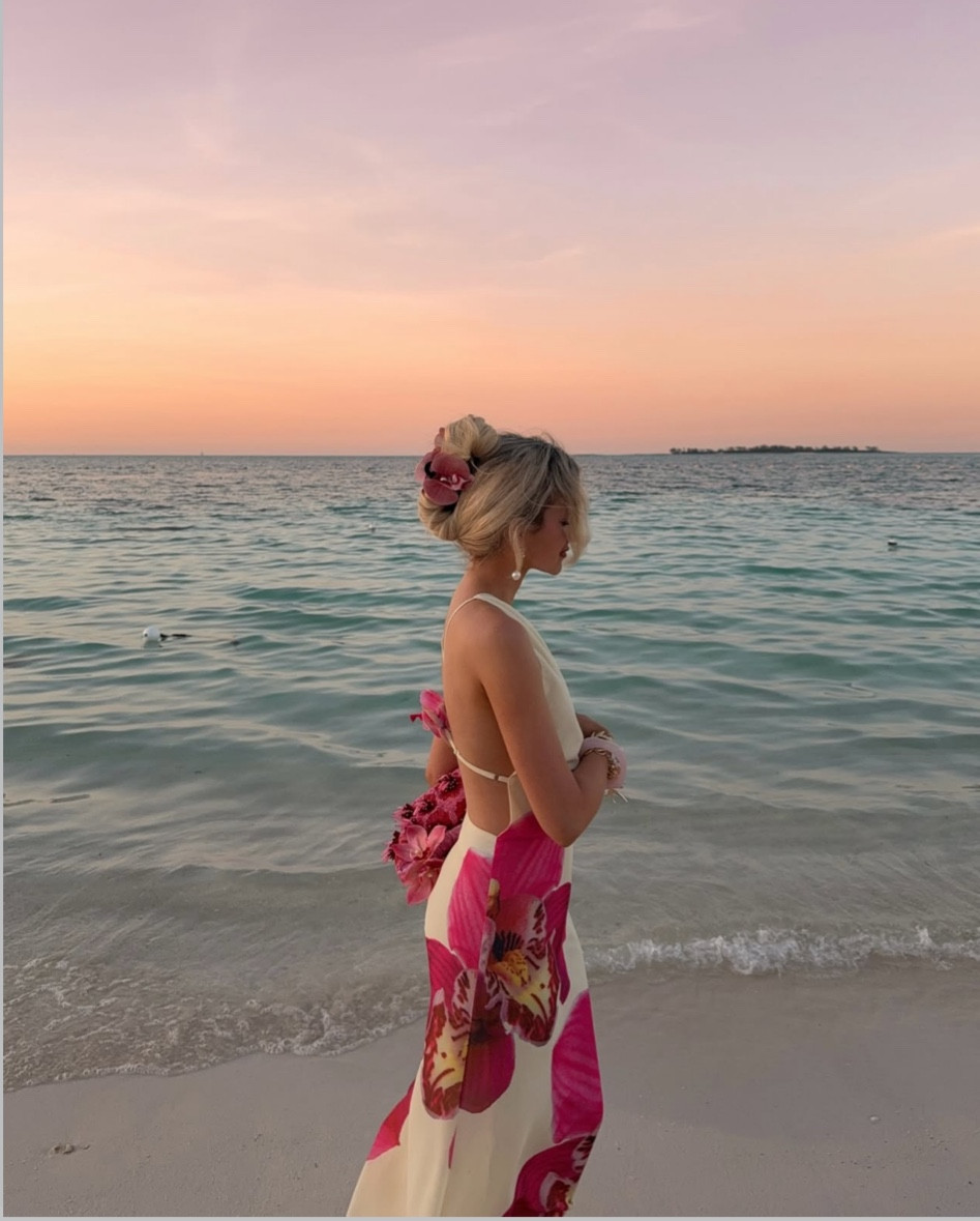 dressing as: 🌺🌺🌺


Summer dress, summer bag, vacation dress, summer it bag, new trend inspo, ootn

#LTKItBag #LTKStyleTip #LTKSaleAlert