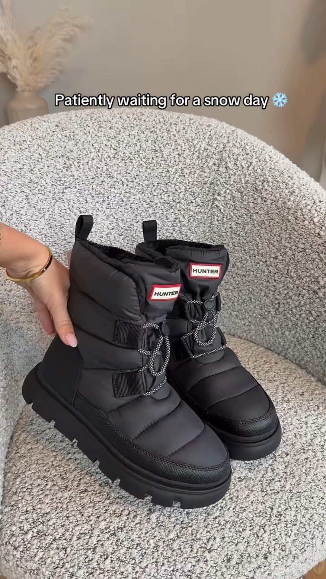 The cutest hunter moon booties 🖤❄️ I will have these on my LTK.



#LTKFindsUnder100 #LTKU #LTKGiftGuide