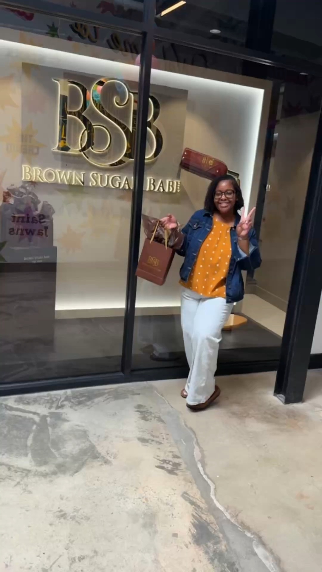 Brown Sugar Babe in Atlanta is giving everything it’s supposed to give. 🤎✨ I brought my girls and guy friend for their first visit and every single one of them left with a bag — that says it all. The aesthetic is stunning — warm neutrals, rust tones, and gold accents that make you feel like self-care is a lifestyle. Their scent layering lab is a must, the staff is incredibly knowledgeable and personalized every recommendation, and they even provided warm towels between oil trials. Plus I was gifted the most beautiful keepsake bag with my purchase. This experience is worth every penny. Linked my favorites below! 🛍️