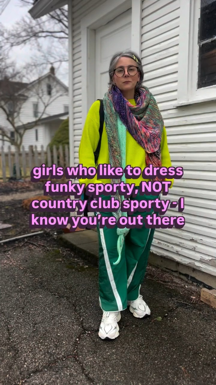 Who decided athleisure had to be so high brow? I love mixing all my favorite pieces together to create a funky mish mash that feels just like me, whether I’m being Mom or going to teach yoga. If you’re not sure where to start, throwing in a handmade item will take you far. If you’re not a maker, seek out a friend or local maker’s market for some one of a kind treasures to kick it up a notch. Also, don’t be afraid to wear your nice sweaters in a super casual capacity like this. Play is the secret sauce. 💋

@dreareneeknits @lacroixwater @urbanoutfitters @baggu @chunks.shop @warbyparker @freepeople @walkerfamilygoods @fpmovement @kowtowclothing