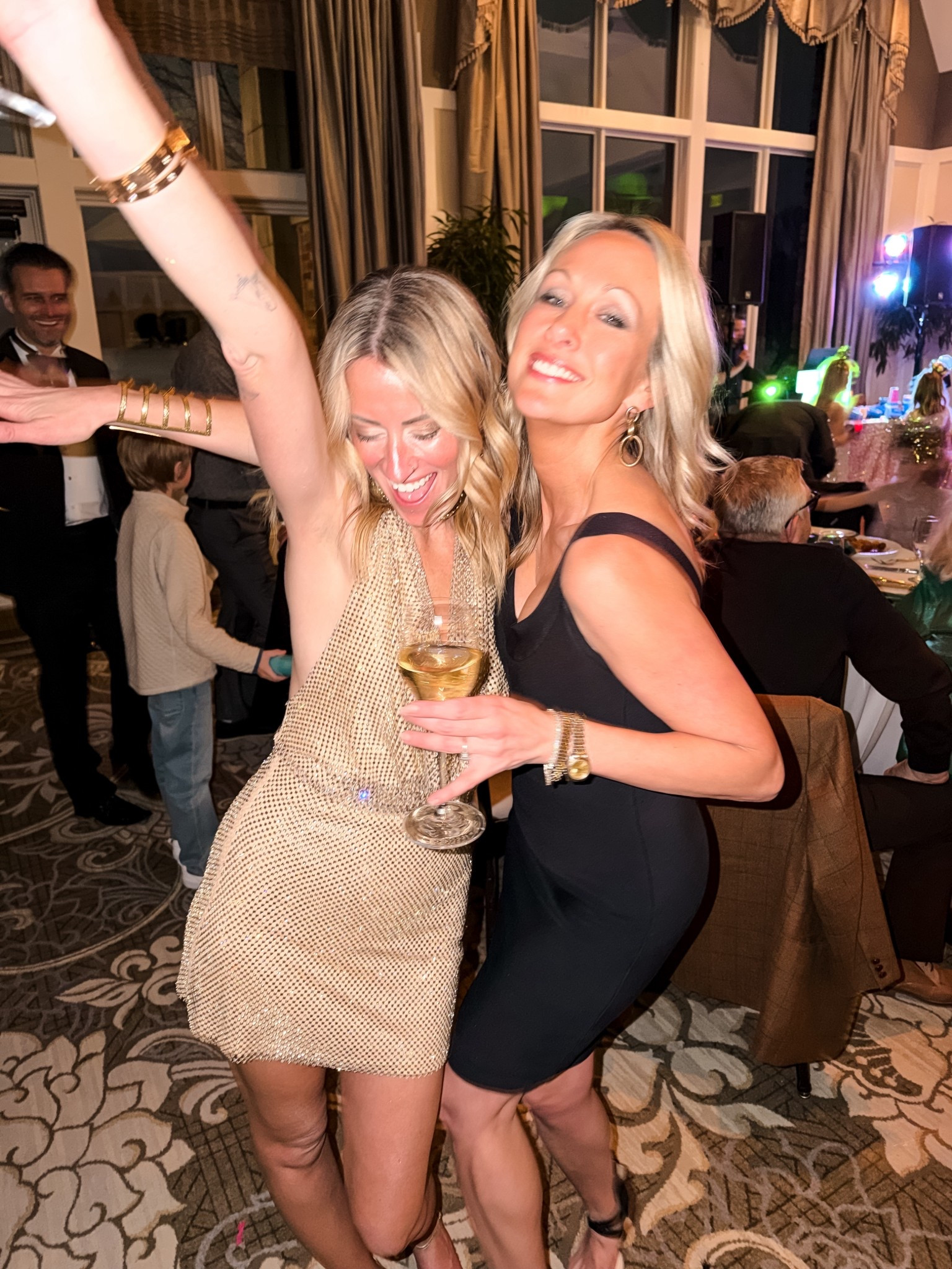 Shiny sequin sparkle dress 
Gold dresses for winter events and date night 
Zara fashion 