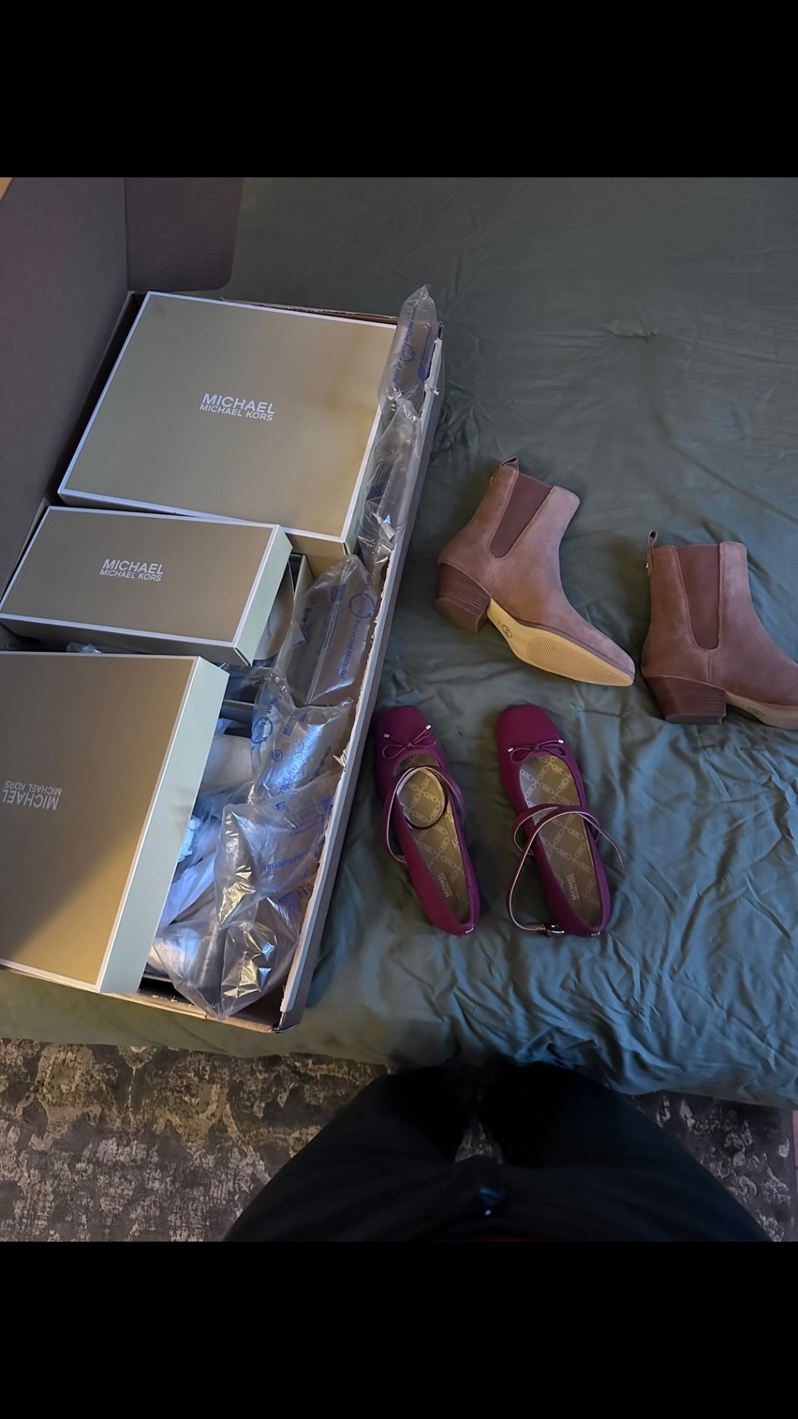 Obsessed with these. Comfy, classic, and look way more expensive than they are. The kind of shoes you’ll wear on repeat — had to share 