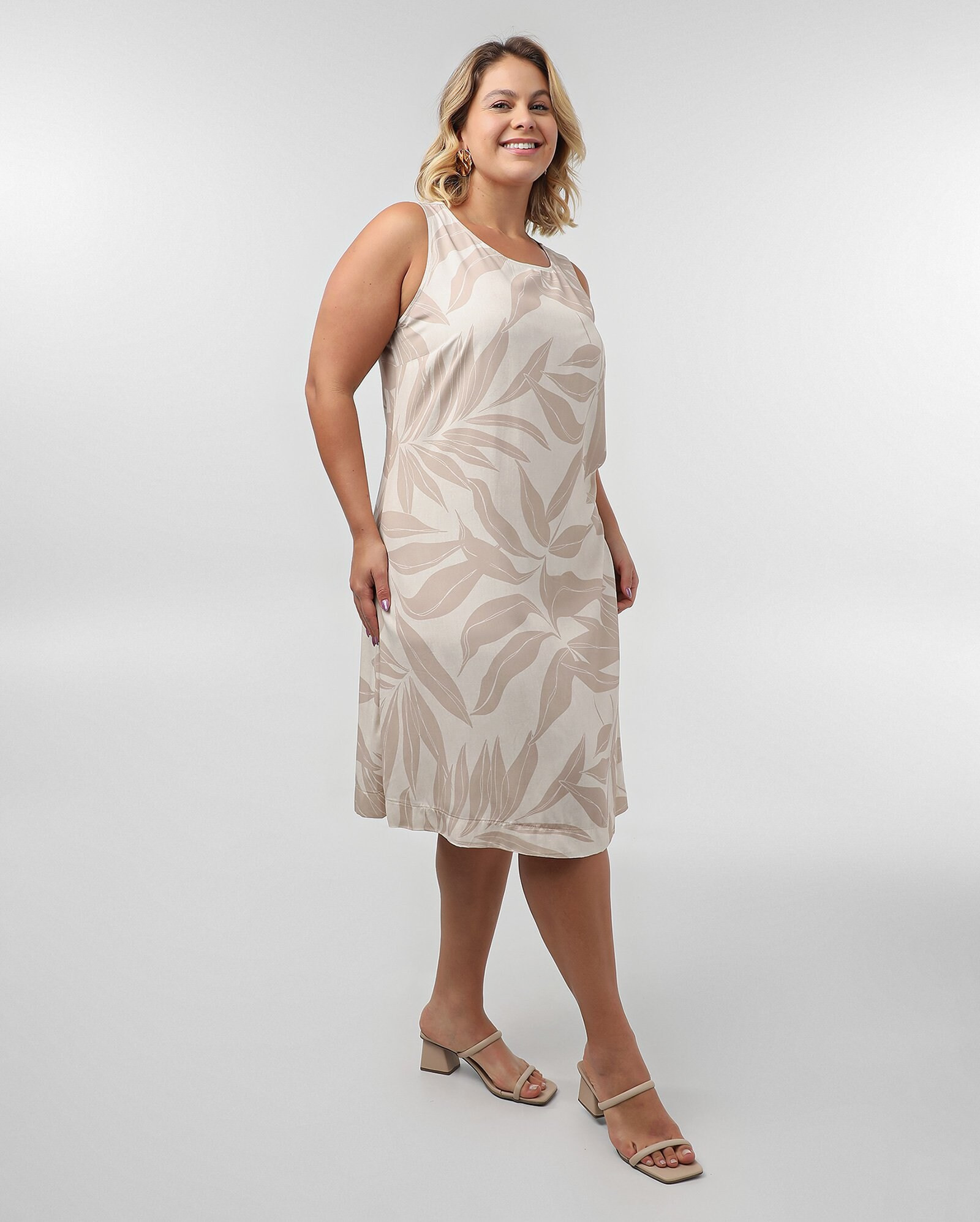 SP E RJ: ENTREGA ATÉ 24/12*Vestido midi plus size viscose folhagens bege | AK Plus by Riachuelo | Riachuelo (BR)