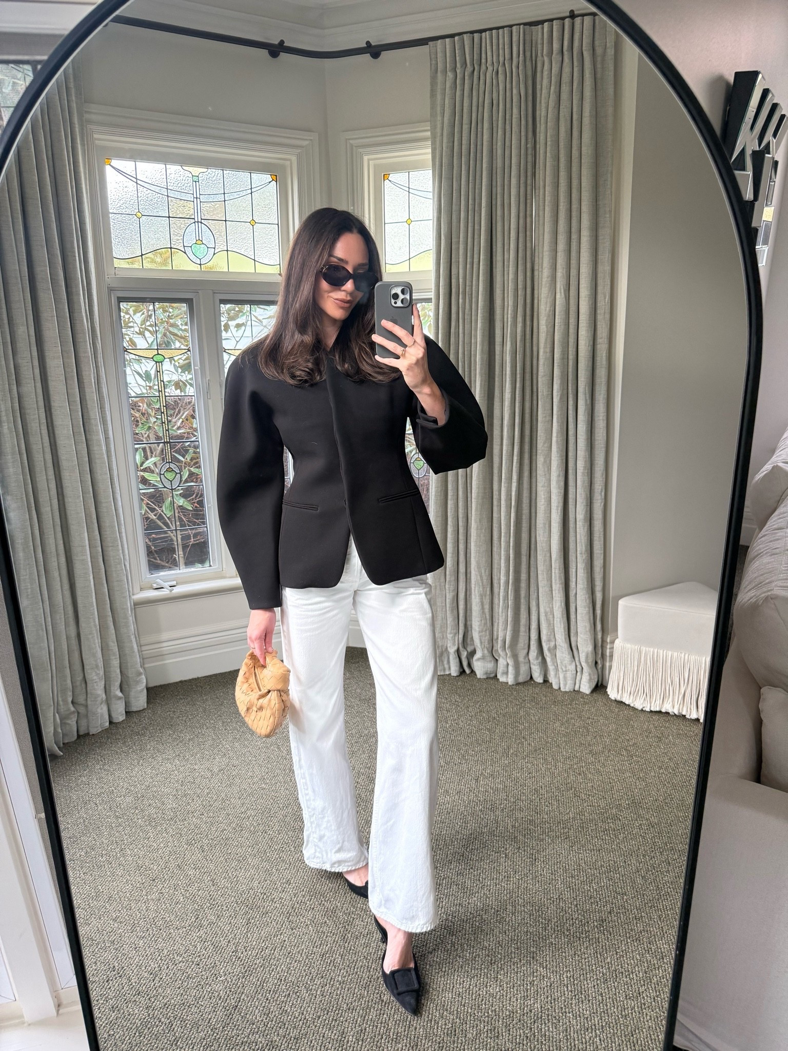 Black cinched in blazer 
White denim jeans baggy 
Black suede kitten heels 
Tan leather bag

#LTKaustralia #LTKwinter #LTKstyletip