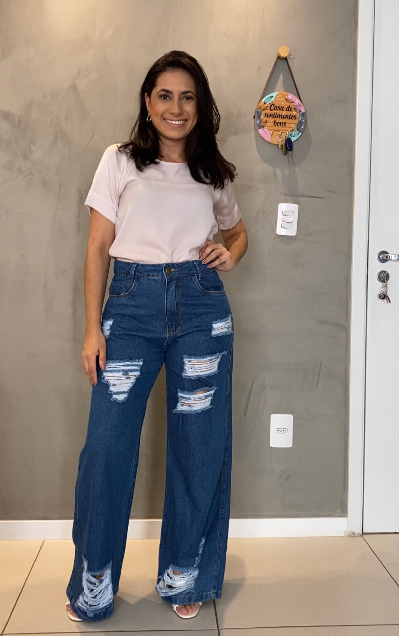 Look Calça Wide Leg. 

A calça que está na moda, e é super queridinha. 
Calça com ótimo caimento, tecido de qualidade, ela é cintura alta e tem detalhes destroyed. 



#LTKcurves #LTKbeauty #LTKbrasil