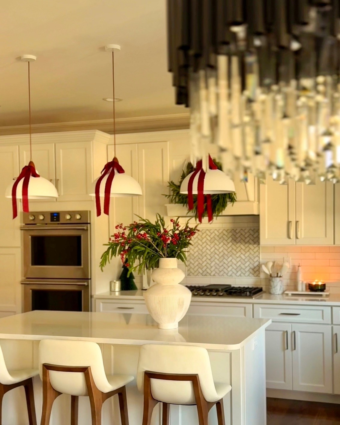 Kitchen holiday style…Soft lights, timeless details, and those old-money holiday moments that make the whole season feel warmer. 🤍✨

#kitchen #whitekitchen #red #bows #chandelier #vase #pendants

#LTKHoliday #LTKHome #LTKOver40