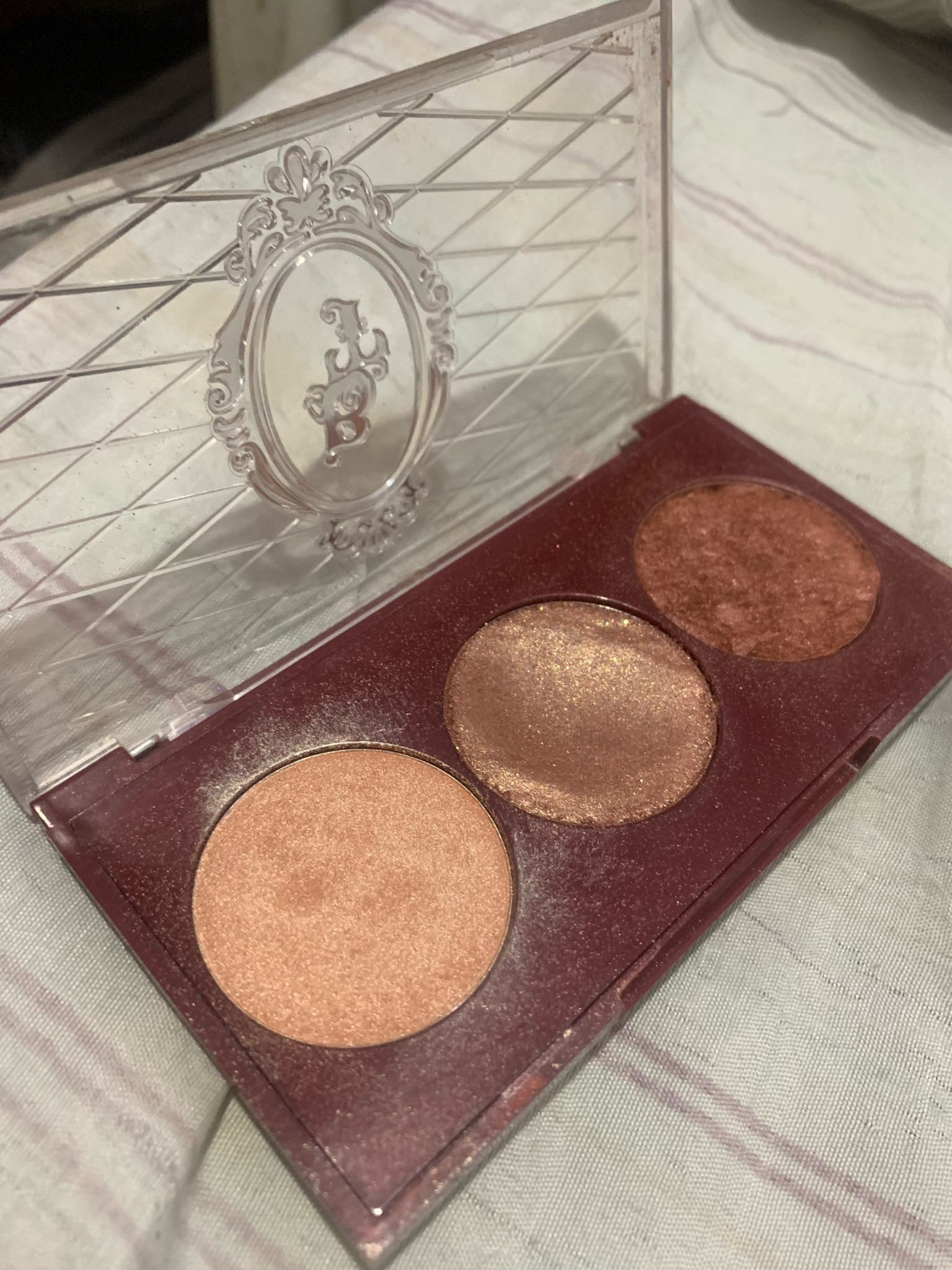 Paleta holiday da Bruna Tavares. Possui três tonalidades de iluminadores mas que pode usar de blush tambem, o último tom. Eu adoro. Aproveite e já garante a sua ❤️ 
#ltkgift 

#LTKbrasil #LTKGiftGuide #LTKbeauty