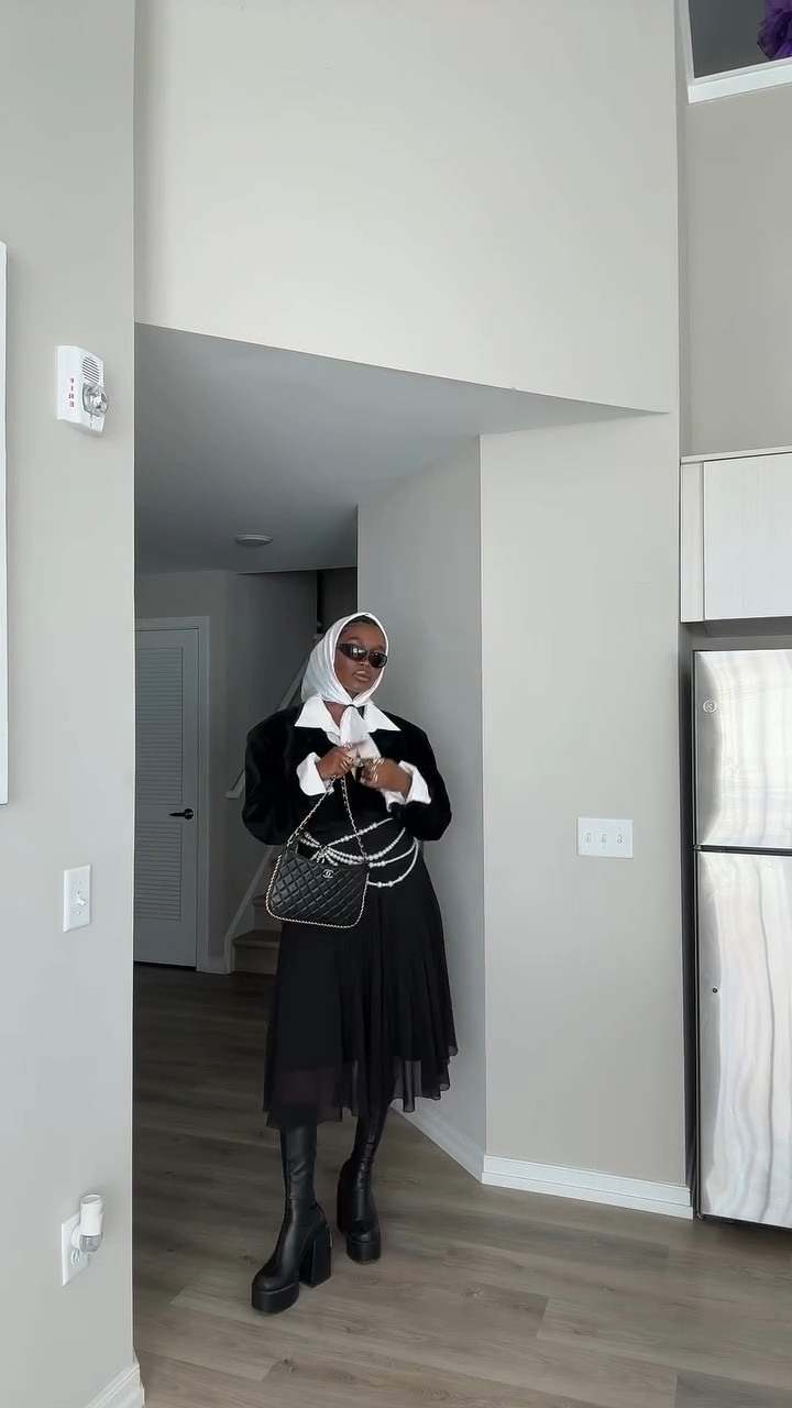 NYFW Day 3, look 3. 

Whole look thrifted 
Scarf @amazonfashion 
Shoe @nakedwolfe 
Bag @chanelofficial 
Glasses @poppylissiman