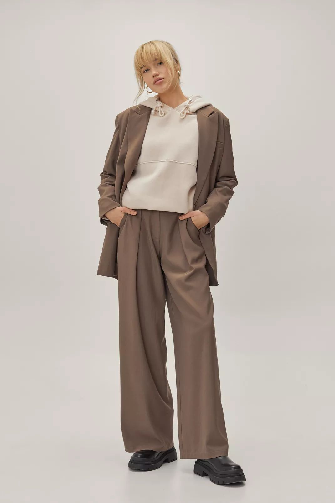 Pantalon de costume ample à détails pincés | Nasty Gal FR