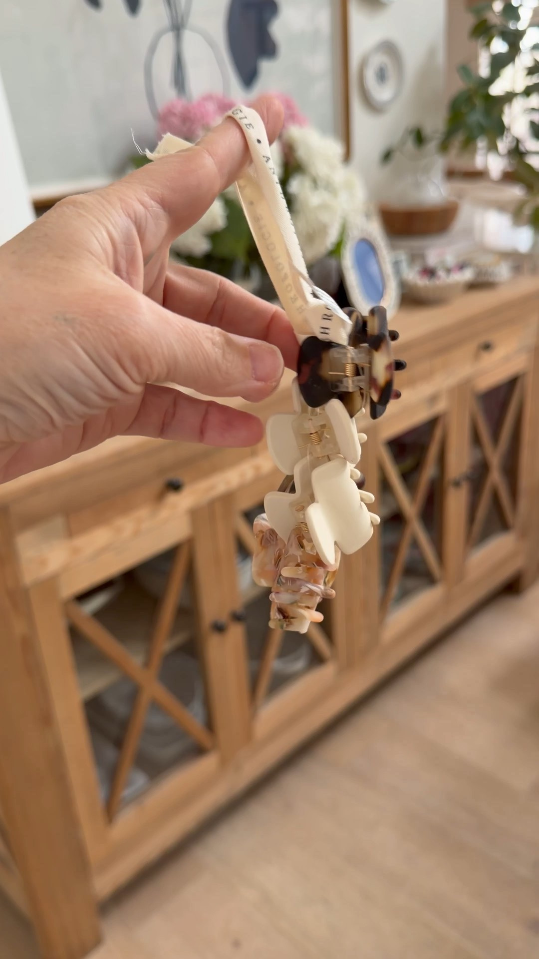 Perfect little pinch clips for your hair. These are Matt and tortoise and so sweet. ￼