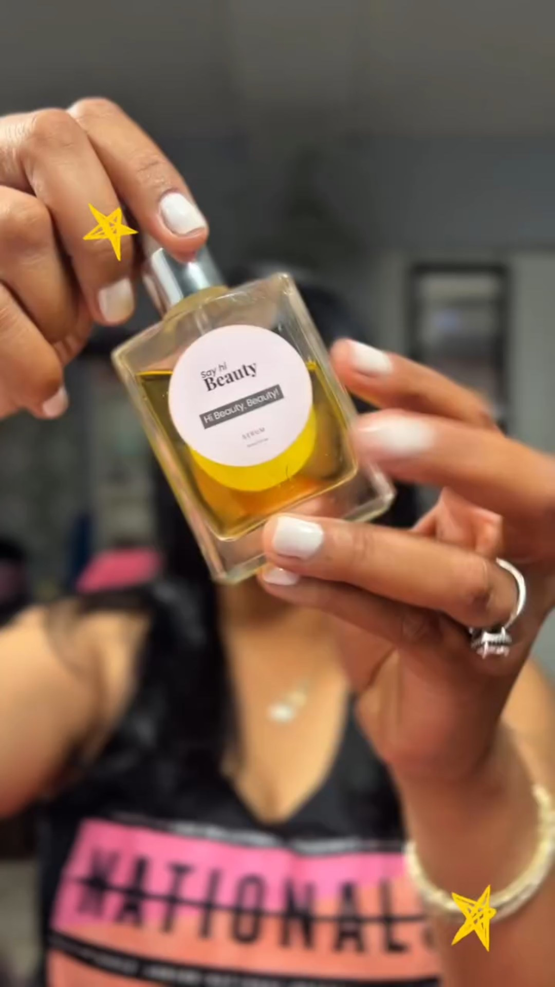 ¿Tu cabello necesita un glow urgente? 💥💇🏽‍♀️
Este no es cualquier serum… es el Hi Beauty | Beauty Serum ✨
La mezcla perfecta de argán y macadamia 🌰💧 para transformar tu melena en segundos.

🔹 Reduce el frizz
🔹 Sella puntas abiertas
🔹 Da brillo sin dejar grasa
🔹 Deja el cabello suave y manejable al instante 💖

Perfecto para todo tipo de cabello — especialmente si está seco, apagado o dañado.
Solo unas gotitas y… ¡tu melena se ve viva, brillante y fabulosa! 😍

Dile Hi al cabello que siempre soñaste.
#HiBeautySerum #GlowCapilar #HairWithPower #SayHiToShine #BrilloInstantáneo
@sayhibeautyrd