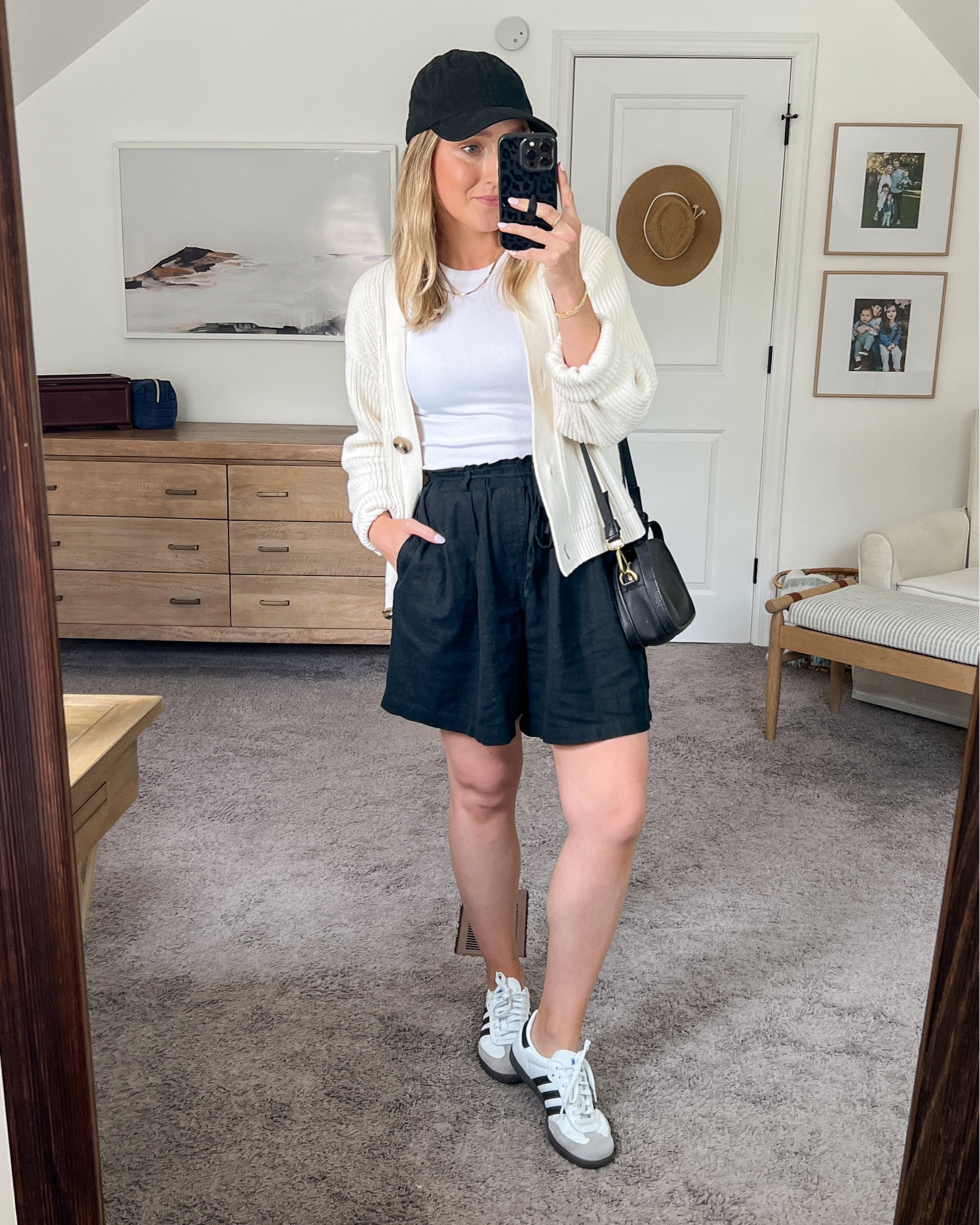Linen shorts casual outfit - adidas samba outfit 