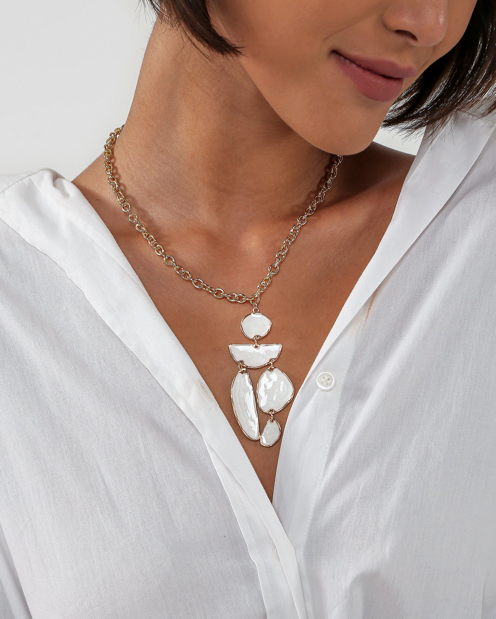 Colar feminino pingente esmaltado dourado | Accessori by Riachuelo | Riachuelo (BR)