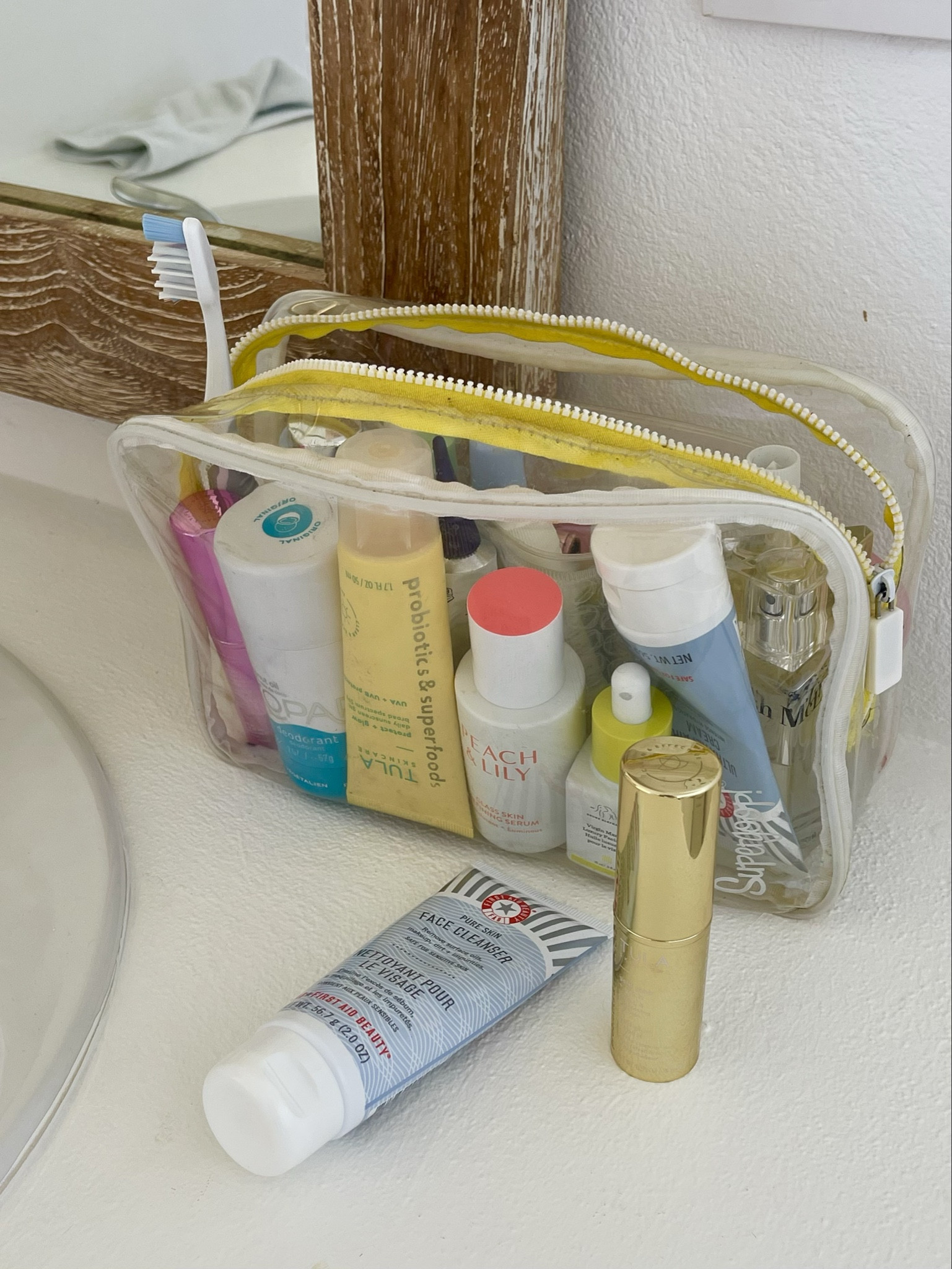 what I pack in my travel skincare bag 

FAB code: VIVIANE15
TULA code: VIVIANEAUDI
Kopari code: VIVIANE15

