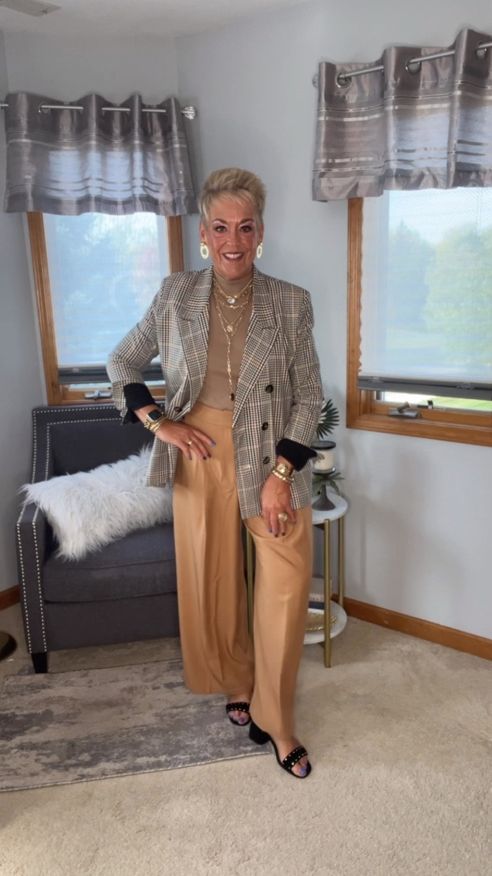 Wide Leg Pants
Mock Neck Sleeveless Sweater
Tank Sweater
V Neck Sleeveless Sweaterr  
 