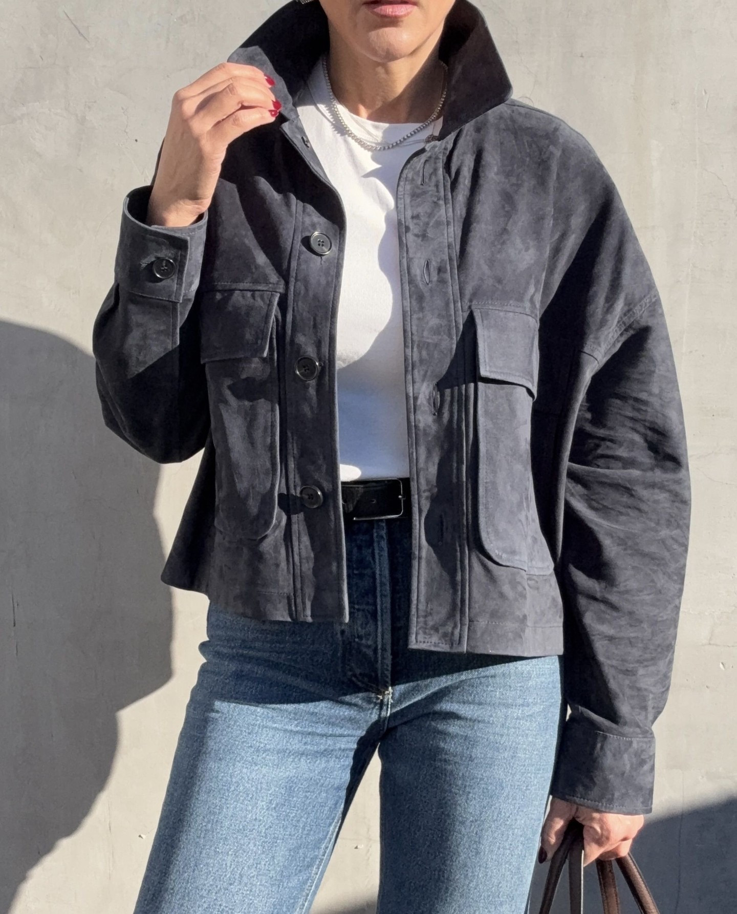 Two winter essentials every closet needs: a suede jacket and a chocolate brown bag🤎❄️