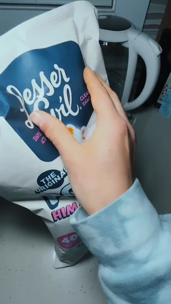 MY FAV POPCORN 🍿 FROM @lesserevilsnacks 

.
.
.
#lesserevilyum #bestpopcorn #lesserevilyum #healthysnacks #popcorn #yummysnack #snacking #delicious #eeeeeats
