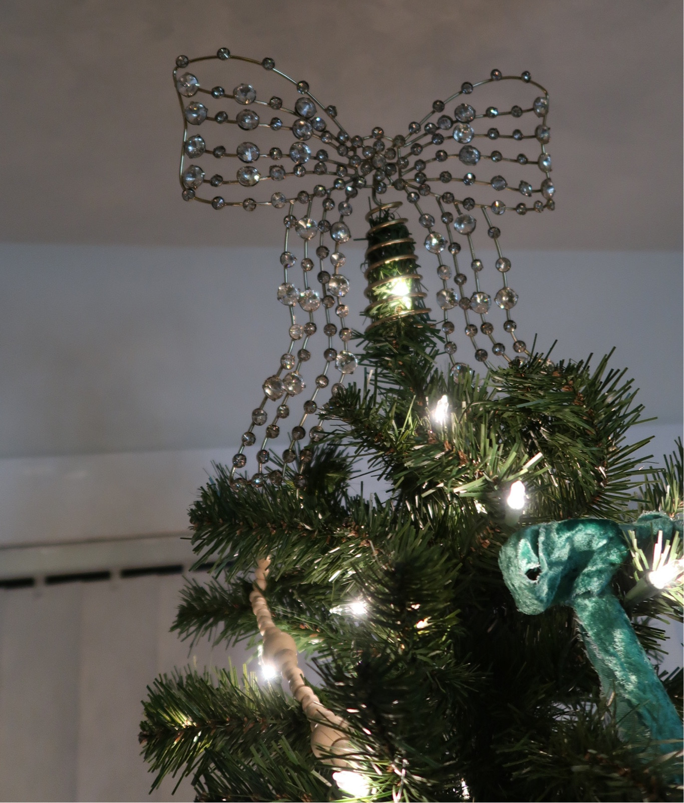 Bow topper 🎀

#LTKSeasonal #LTKHome #LTKHoliday