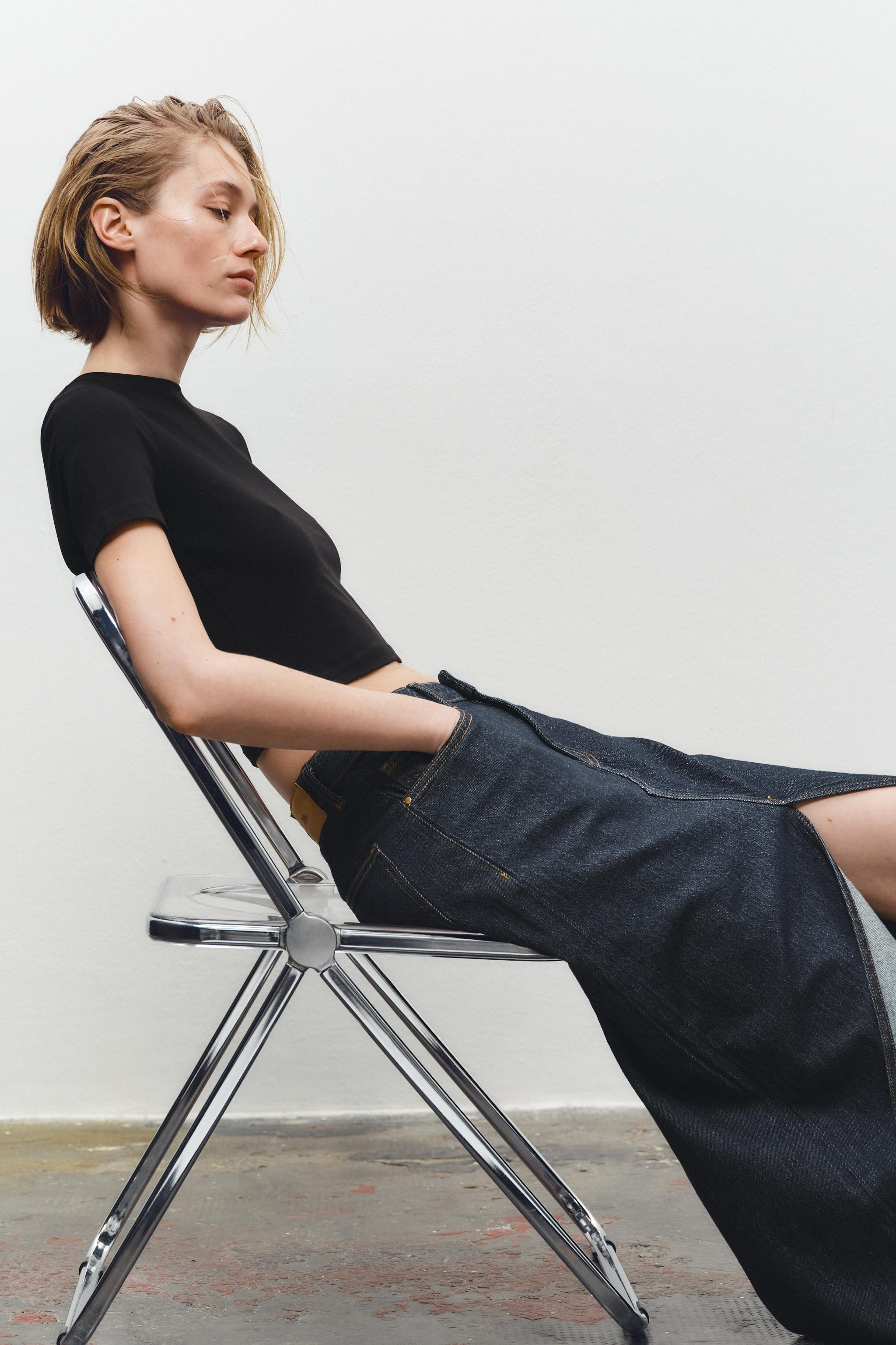 MID WEIGHT - SLIM FIT - ROUND NECK - CROPPED - SHORT SLEEVECropped T-shirt made of a cotton blend... | Zara US