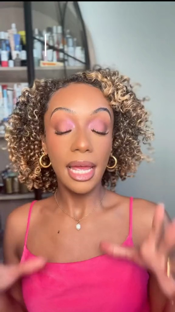 #firstdayofsummer  Here are some of favorite beauty tips for this season!

higher spf

since the UV rays are so strong this time of years, I like to beef up my sunscreen protection with SPF 50+

this is especially crucial for treating hyperpigmentation

sunscreen recommendations linked in bio

self tanner

self tanner is used by many black celebrities like Kelly Rowland for red carpet appearances to give a more glowy & even skin tone

this helps blurs out any dark marks you have on your skin and give you a sun-damage free tan. here are some favorites:

@Bondi Sands  liquid gold & aero