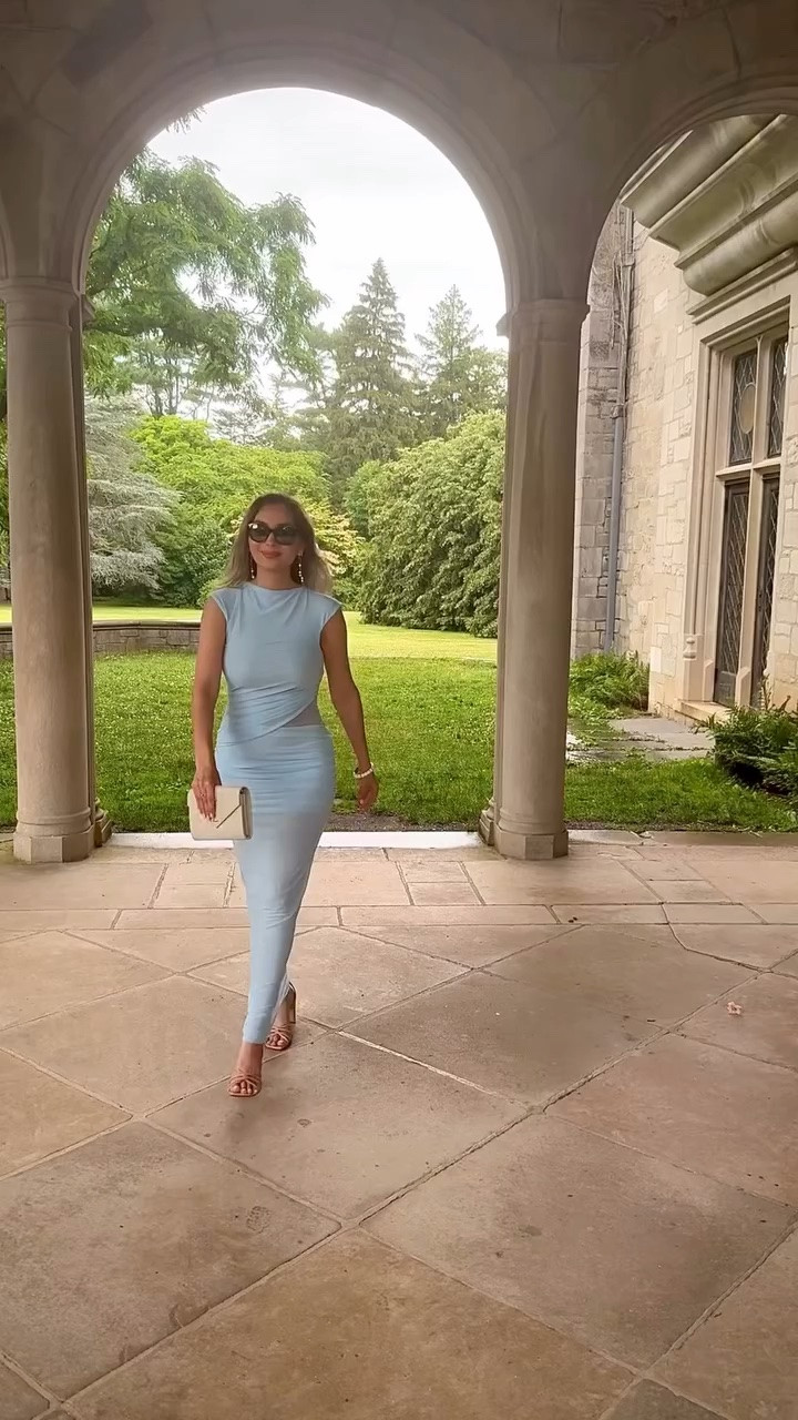 Light blue long dress, one of my favorite dresses. 🤍

یکی از لباس‌های موردعلاقه‌ام. 🤍

#QuietLuxury #TimelessStyle #ElegantStyle #SummerStyle #LuxuryFashion