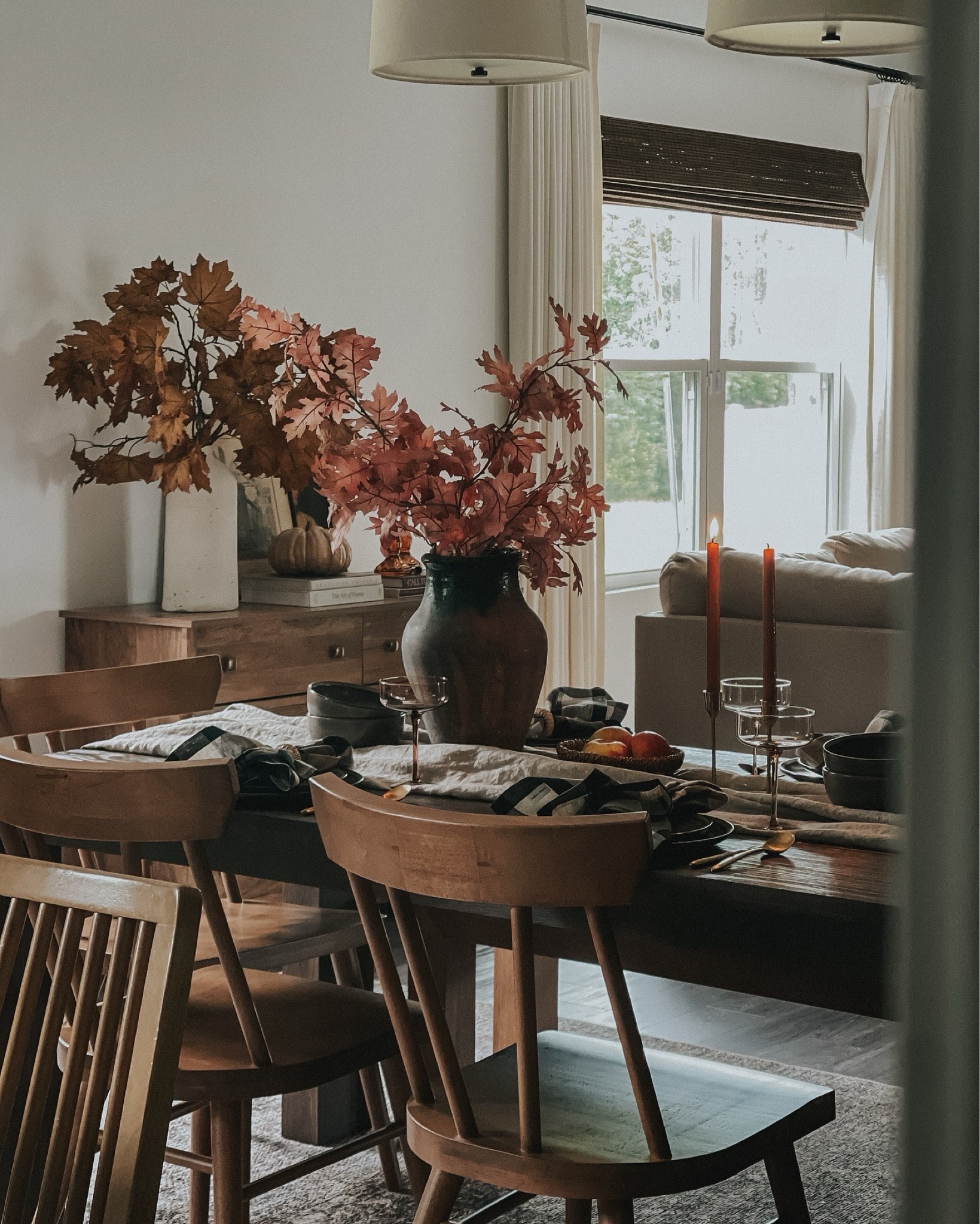 Dining room with plank and beam. Autumn table setting. Autumn tablesvape. Tablescapes. Fall dining room. Gingham napkins. Linen tablecloth  