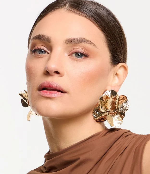 Maxi Brinco com Formato de Orquídea Martelado Dourado | Renner (BR)