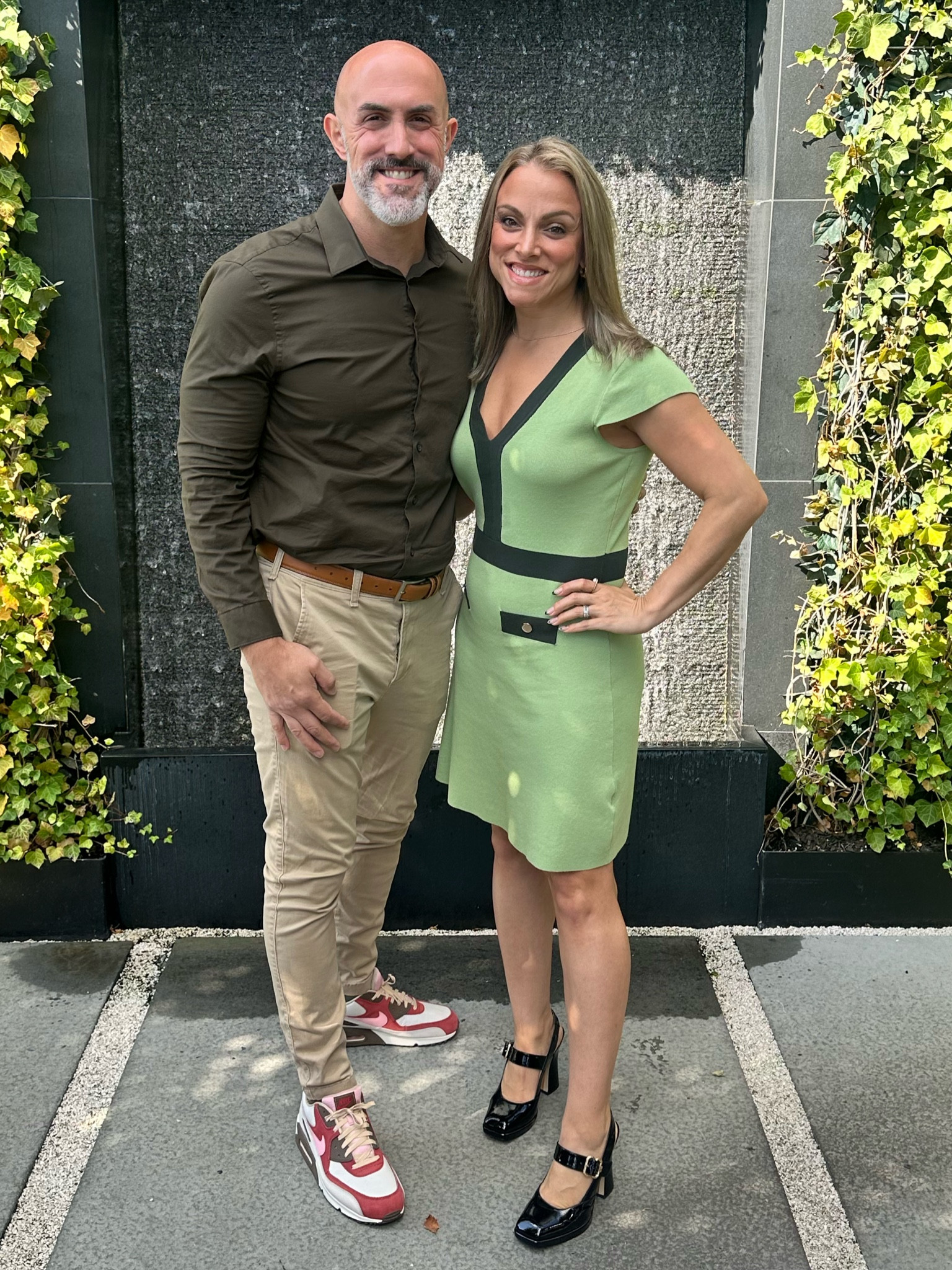Loved this lightweight green sweater dress for birthday brunch in the city. Fits tts and great for a warmer Fall day. Paired with black patent leather heels.