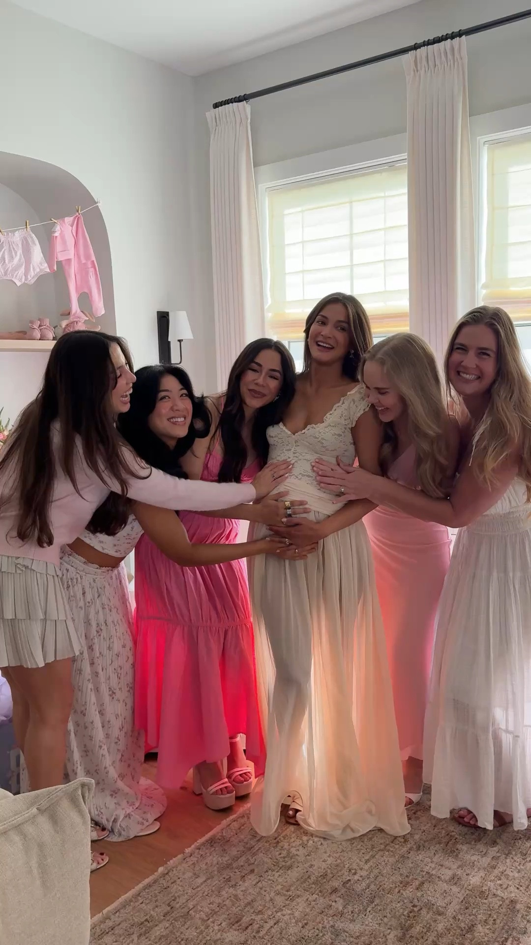 Creating a registry as a FTM can be very daunting but @Bloomingdales made it so much easier! They offer guides and lists if you don’t know where to start or how to register, plus they have crazy good perks, like free babymoon planning 🛫 Can't recommend it enough! 
#bloomiespartner  