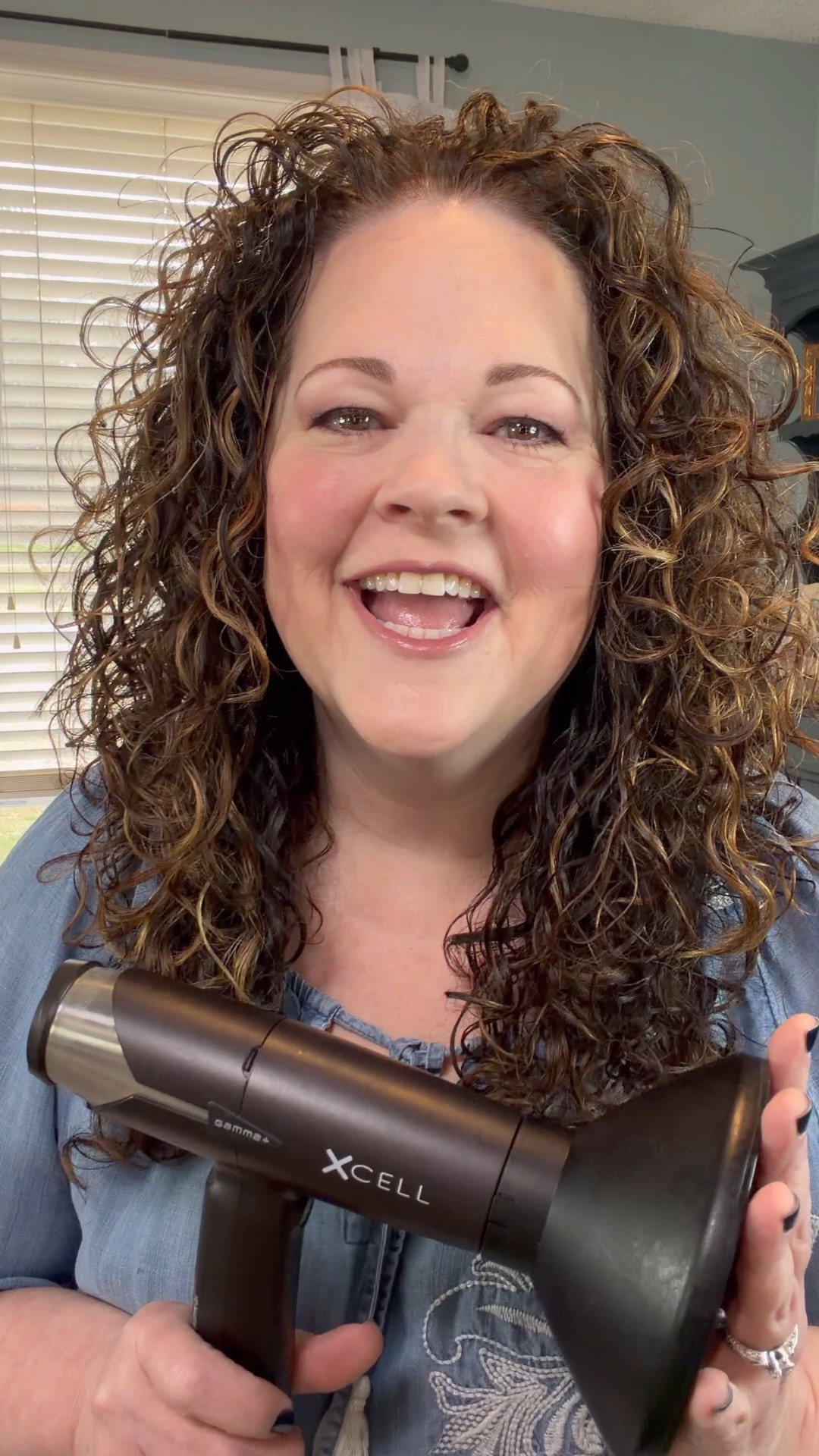 If your diffusing routine isn’t giving volume, bounce, and shine… it’s time to switch it up. This is how I diffuse for lifted roots, defined curls, and that soft, glossy finish—without the frizz. Small tweaks, big results.