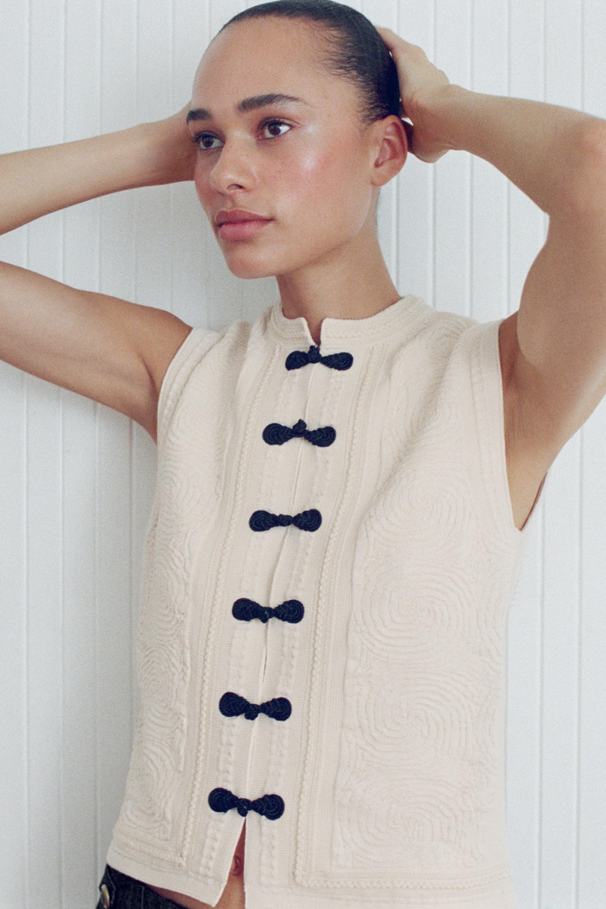 CONTRASTING FROG FASTENING KNIT VEST | Zara US