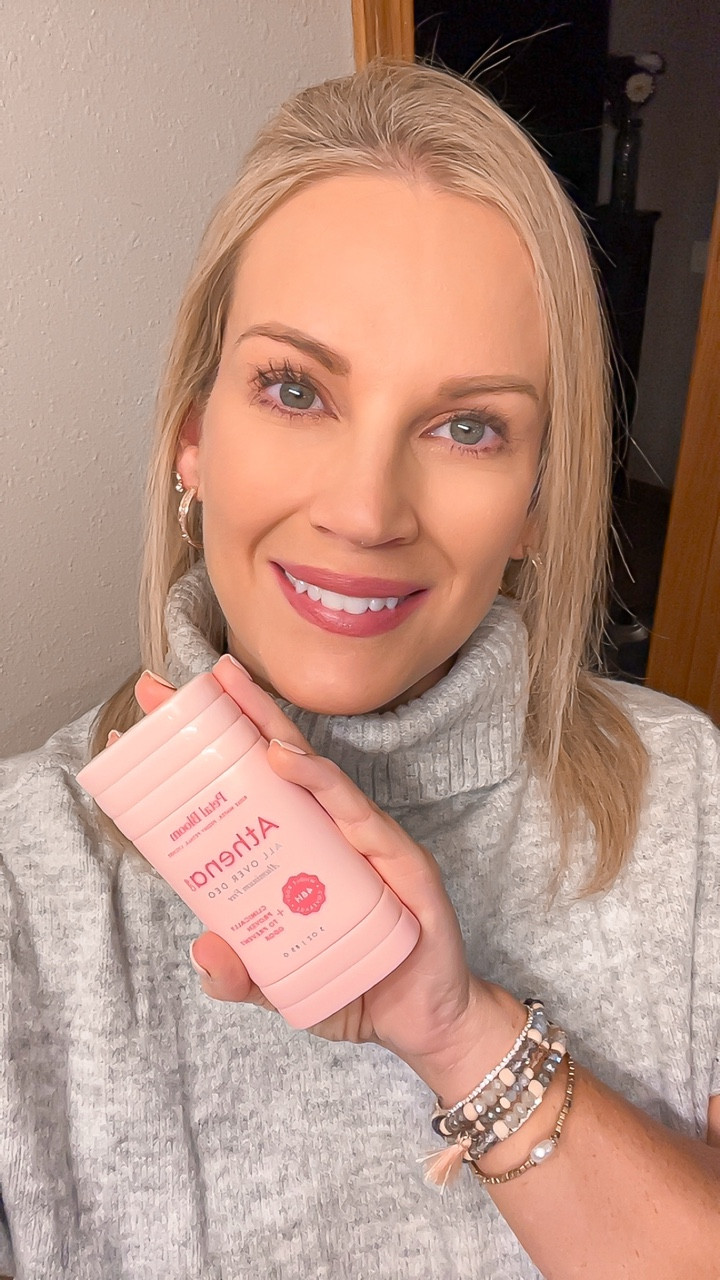 Smell good, feel good and live clean with this @athenaclub deodorant. Because smelling fresh shouldn’t come with a chemical label. 😉🌸 It’s aluminum free deodorant that actually works! @target 

#partnership
#AthenaClubPartner
#TargetBeauty
#dsmhummingbirds