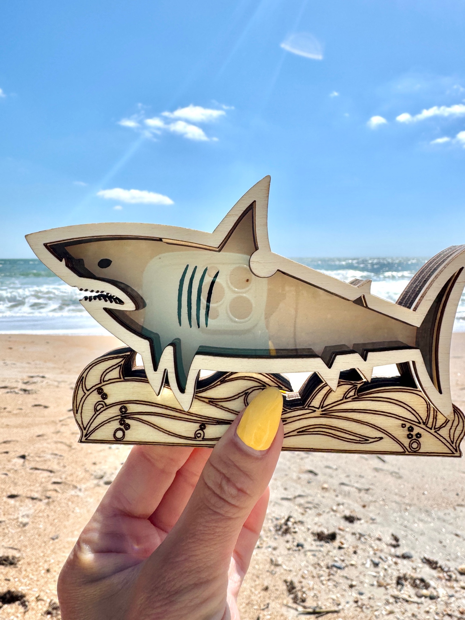 🦈Shark Bite Tooth Holder! Take it from a Florida girl, this is SUCH a must have for your next beach vacation! Shop it now☀️