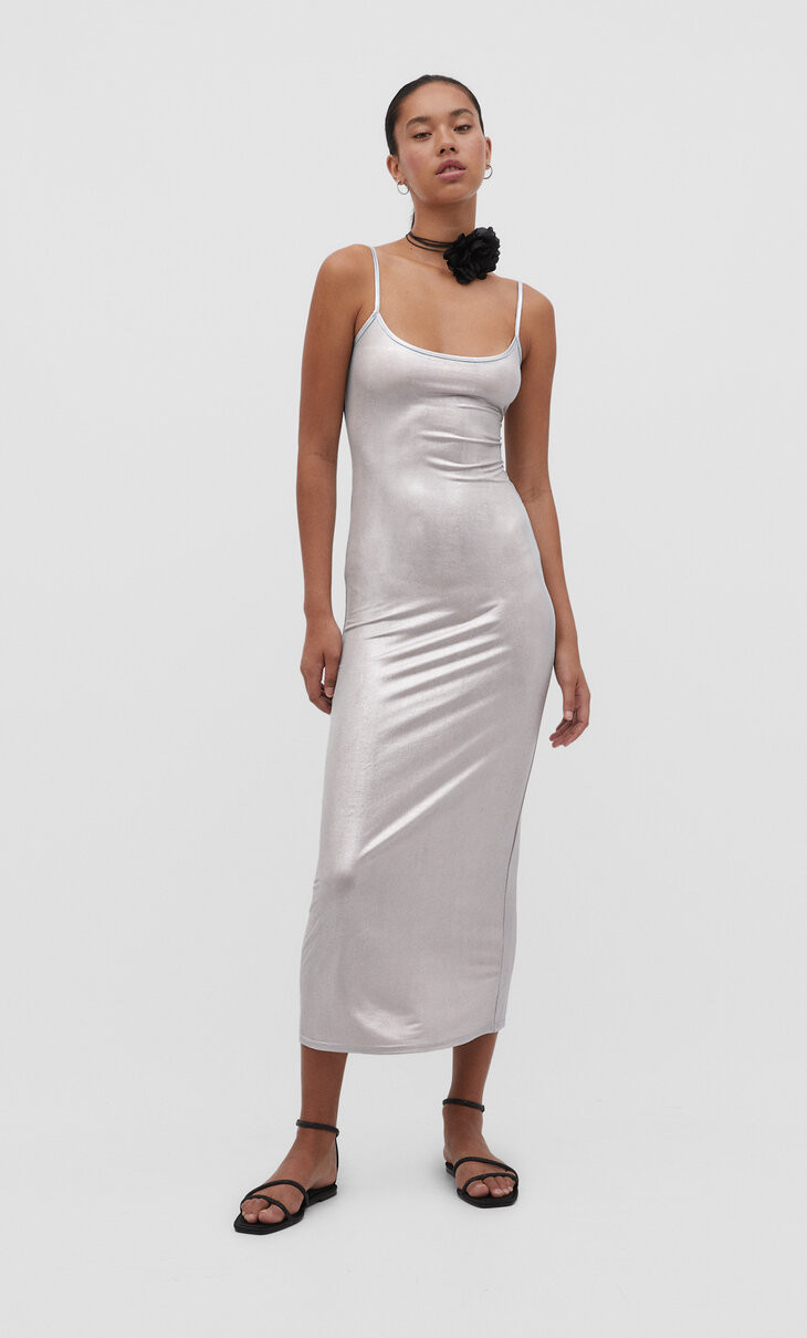 Long fitted dress with a round neck and thin straps. Metallic fabric. | Stradivarius (UK)