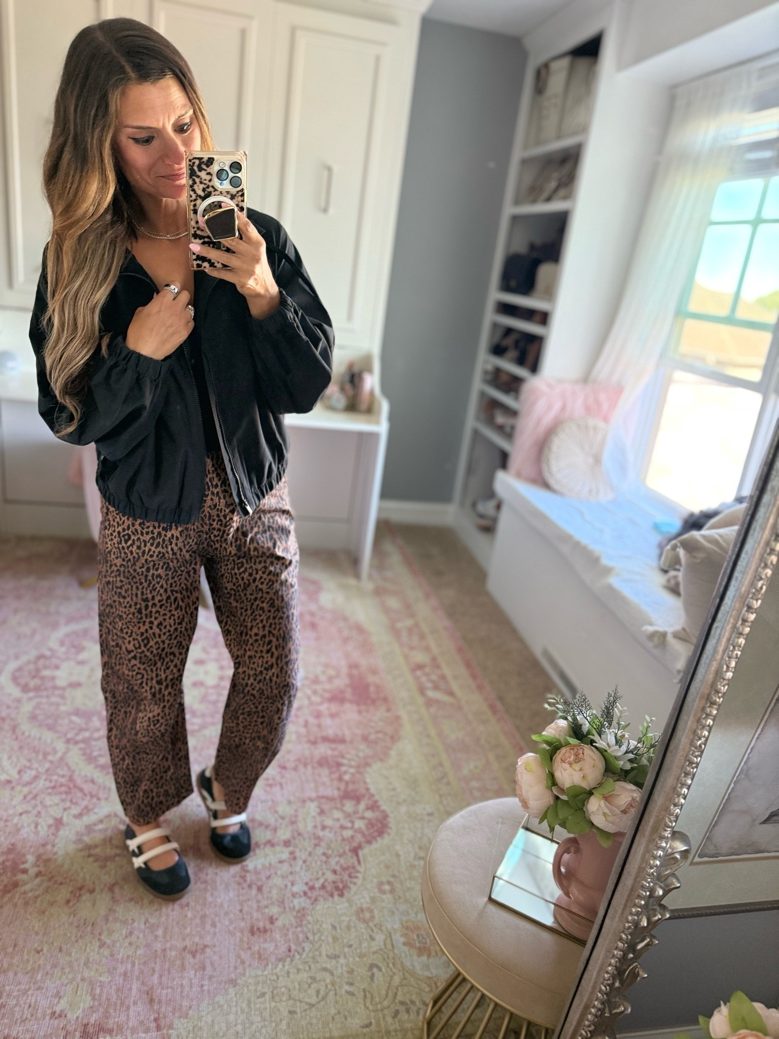 Casual Look for travel in leopard barrel pants